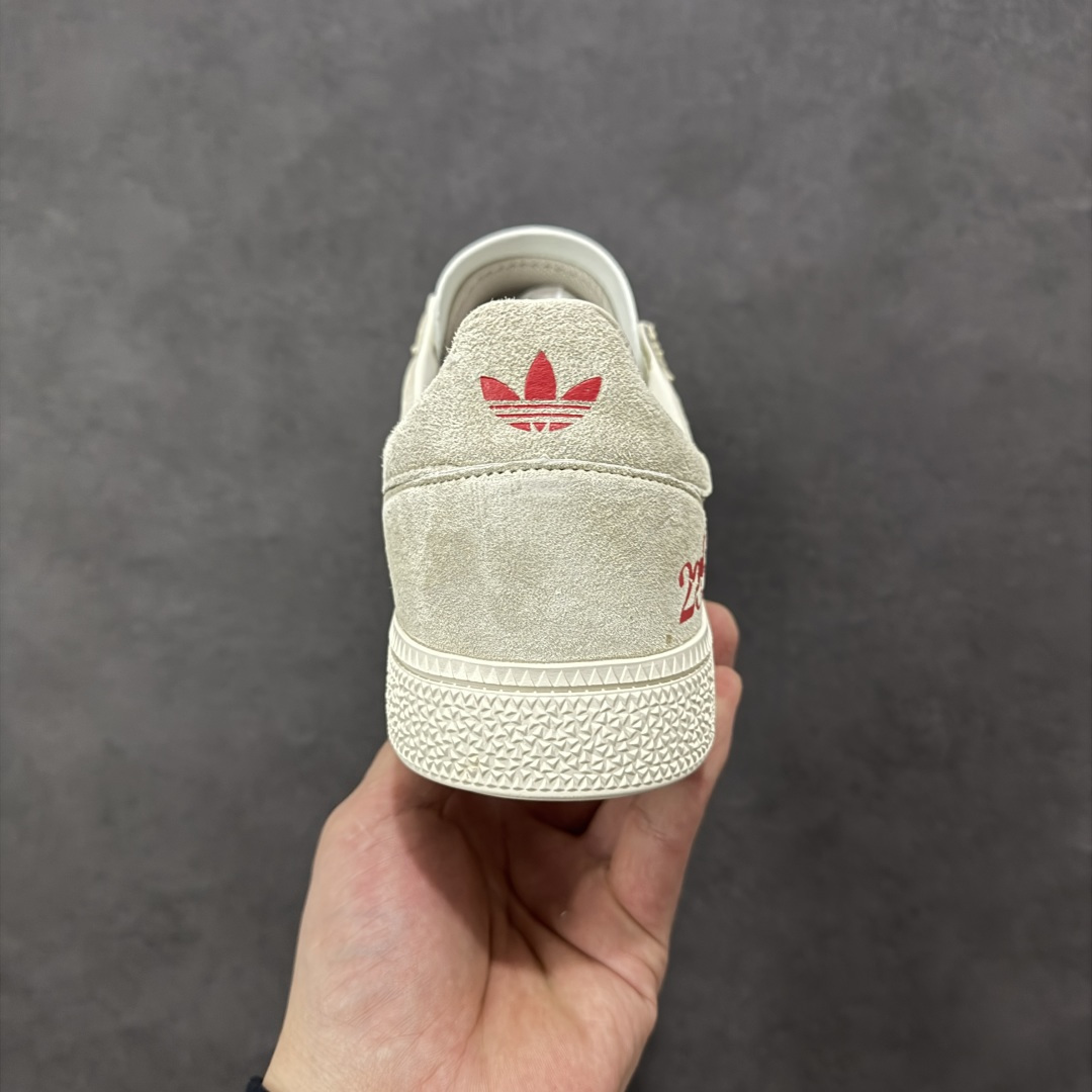 图片[4]-【定制版】2026马年限定新款定制Adidas Originals Handball Spezial ‘DIY‘定制系列 阿迪达斯 三叶草百搭低帮休闲运动板鞋 原装头层材料 用料绝不含糊 独家版型蒸餾加工帶來的是更好的视觉和脚感体验 清洁度 电绣工艺 皮料切割干净无任何毛边 细节完美 货号：ZH2607 尺码：36 36.5 37 38 38.5 39 40 40.5 41 42 42.5 43 44 45-选品中心