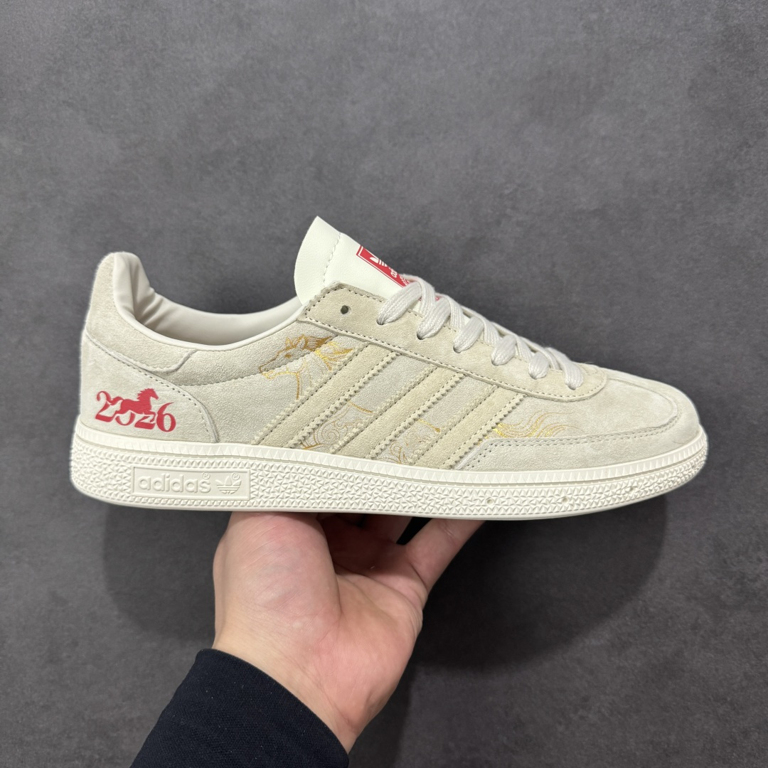 【定制版】2026马年限定新款定制Adidas Originals Handball Spezial ‘DIY‘定制系列 阿迪达斯 三叶草百搭低帮休闲运动板鞋 原装头层材料 用料绝不含糊 独家版型蒸餾加工帶來的是更好的视觉和脚感体验 清洁度 电绣工艺 皮料切割干净无任何毛边 细节完美 货号：ZH2607 尺码：36 36.5 37 38 38.5 39 40 40.5 41 42 42.5 43 44 45-选品中心