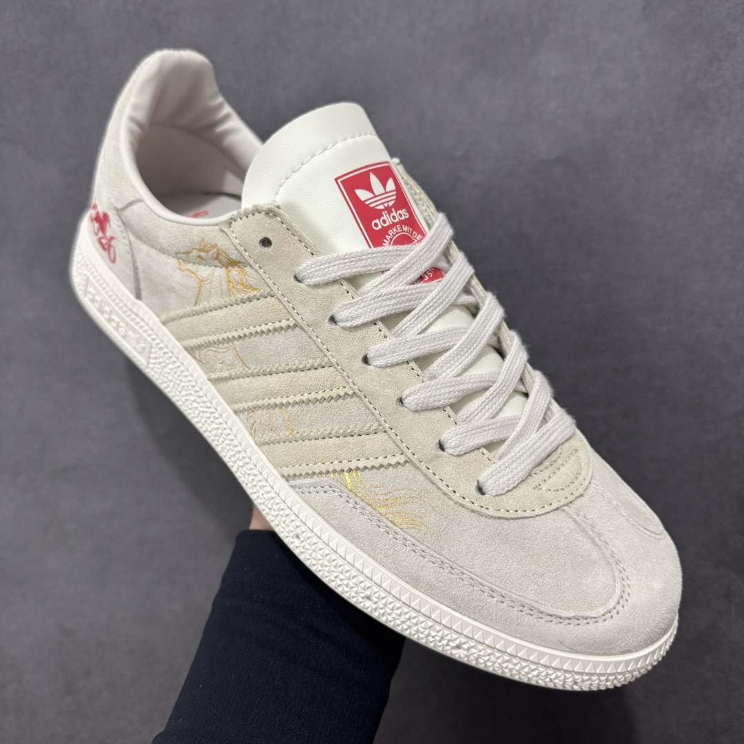 图片[3]-【定制版】2026马年限定新款定制Adidas Originals Handball Spezial ‘DIY‘定制系列 阿迪达斯 三叶草百搭低帮休闲运动板鞋 原装头层材料 用料绝不含糊 独家版型蒸餾加工帶來的是更好的视觉和脚感体验 清洁度 电绣工艺 皮料切割干净无任何毛边 细节完美 货号：ZH2607 尺码：36 36.5 37 38 38.5 39 40 40.5 41 42 42.5 43 44 45-选品中心