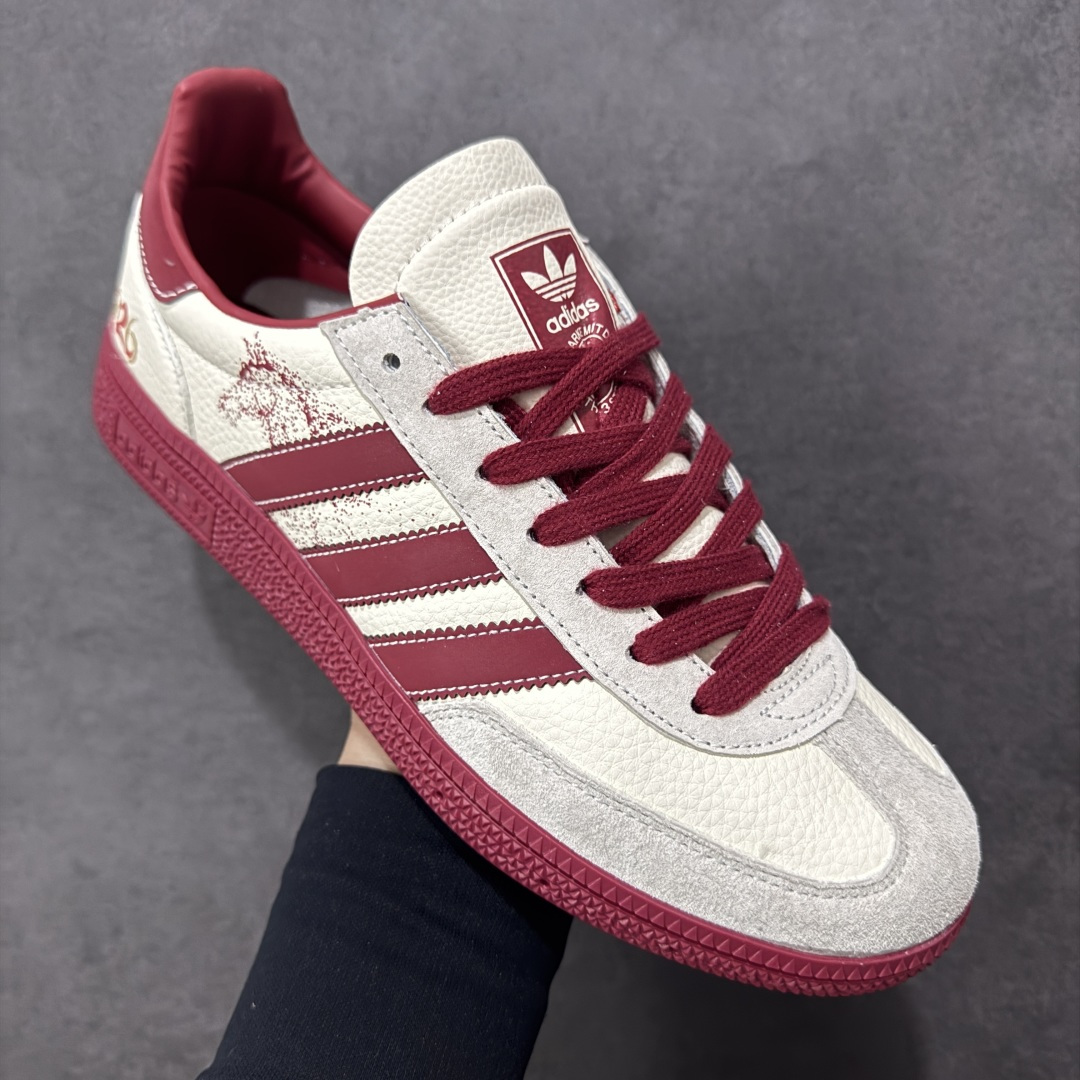 图片[3]-【定制版】2026马年限定新款定制Adidas Originals Handball Spezial ‘DIY‘定制系列 阿迪达斯 三叶草百搭低帮休闲运动板鞋 原装头层材料 用料绝不含糊 独家版型蒸餾加工帶來的是更好的视觉和脚感体验 清洁度 电绣工艺 皮料切割干净无任何毛边 细节完美 货号：JJ2621 尺码：36 36.5 37 38 38.5 39 40 40.5 41 42 42.5 43 44 45-选品中心