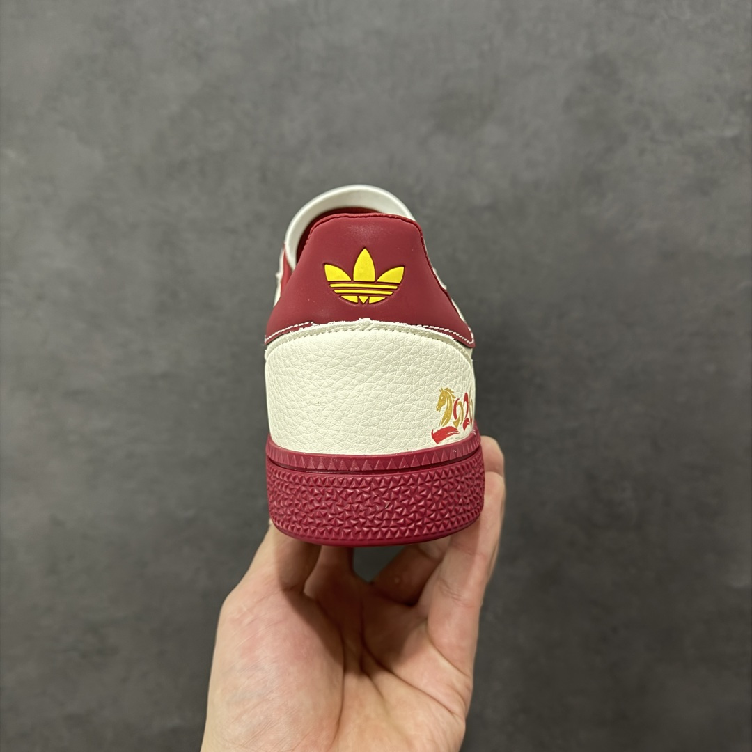 图片[4]-【定制版】2026马年限定新款定制Adidas Originals Handball Spezial ‘DIY‘定制系列 阿迪达斯 三叶草百搭低帮休闲运动板鞋 原装头层材料 用料绝不含糊 独家版型蒸餾加工帶來的是更好的视觉和脚感体验 清洁度 电绣工艺 皮料切割干净无任何毛边 细节完美 货号：JJ2621 尺码：36 36.5 37 38 38.5 39 40 40.5 41 42 42.5 43 44 45-选品中心