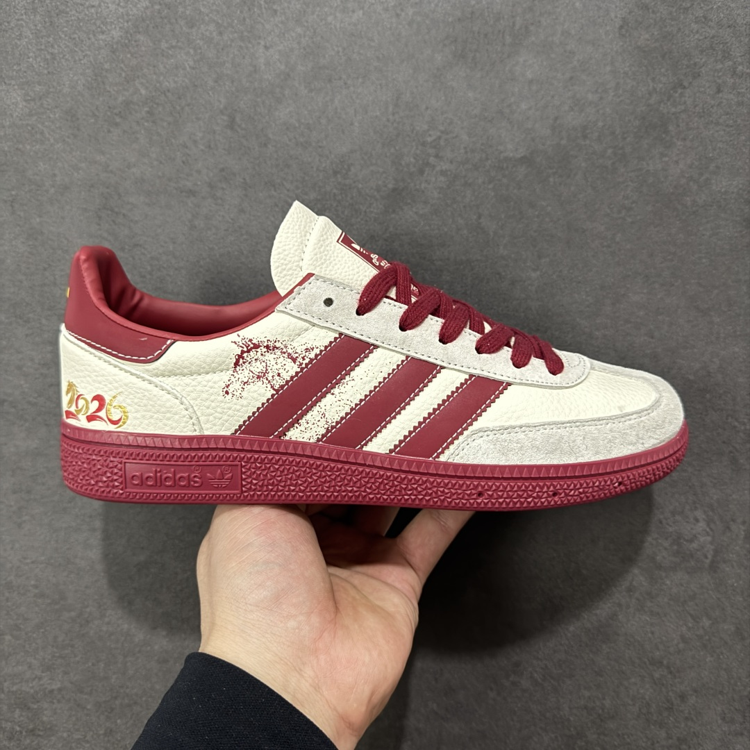 【定制版】2026马年限定新款定制Adidas Originals Handball Spezial ‘DIY‘定制系列 阿迪达斯 三叶草百搭低帮休闲运动板鞋 原装头层材料 用料绝不含糊 独家版型蒸餾加工帶來的是更好的视觉和脚感体验 清洁度 电绣工艺 皮料切割干净无任何毛边 细节完美 货号：JJ2621 尺码：36 36.5 37 38 38.5 39 40 40.5 41 42 42.5 43 44 45-选品中心