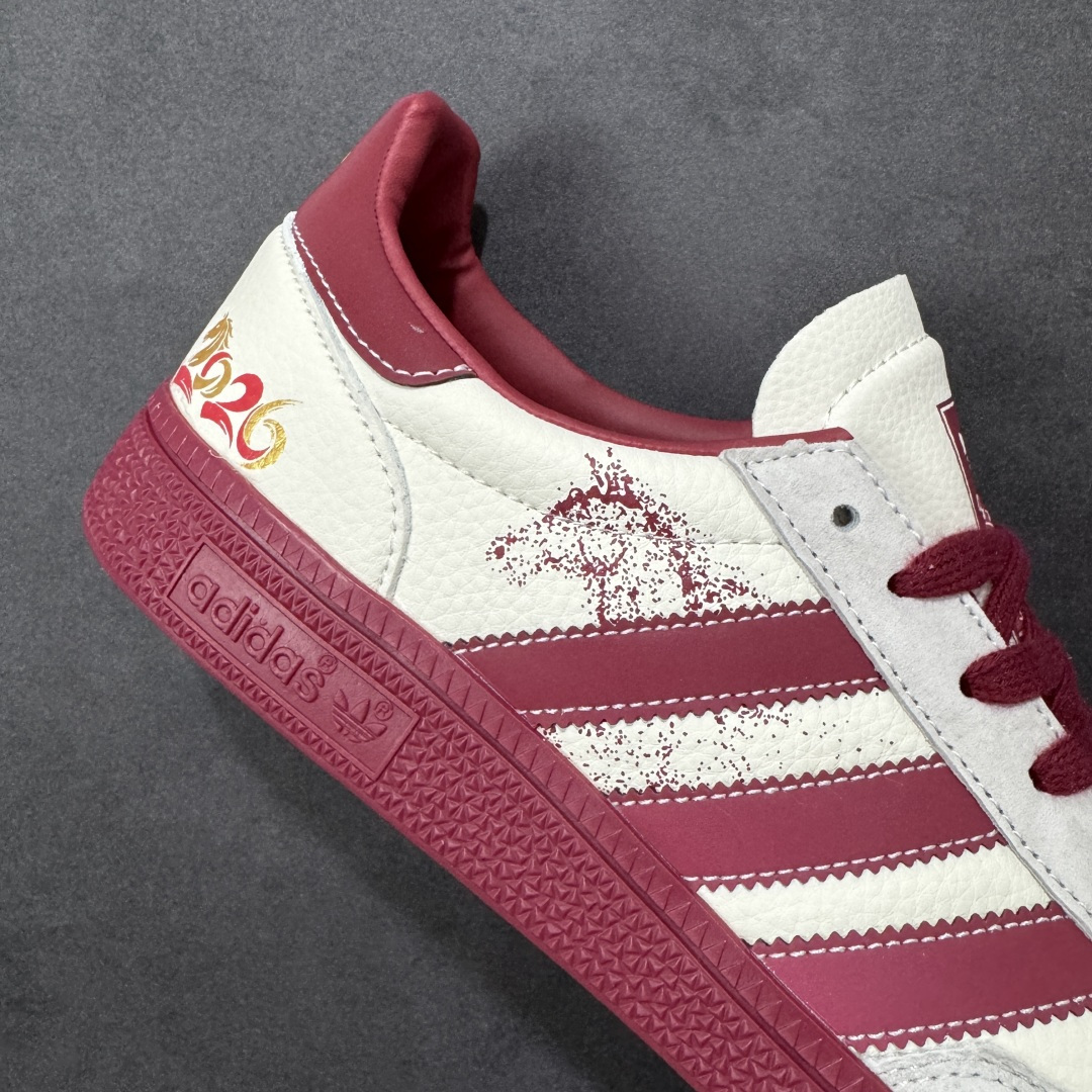 图片[6]-【定制版】2026马年限定新款定制Adidas Originals Handball Spezial ‘DIY‘定制系列 阿迪达斯 三叶草百搭低帮休闲运动板鞋 原装头层材料 用料绝不含糊 独家版型蒸餾加工帶來的是更好的视觉和脚感体验 清洁度 电绣工艺 皮料切割干净无任何毛边 细节完美 货号：JJ2621 尺码：36 36.5 37 38 38.5 39 40 40.5 41 42 42.5 43 44 45-选品中心