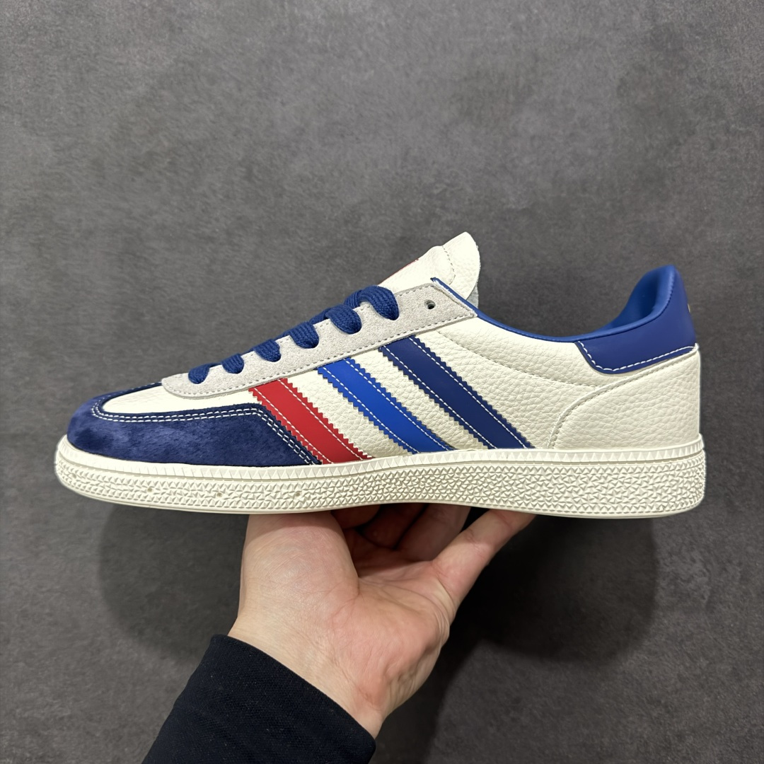 图片[2]-【定制版】2026马年限定新款定制Adidas Originals Handball Spezial ‘DIY‘定制系列 阿迪达斯 三叶草百搭低帮休闲运动板鞋 原装头层材料 用料绝不含糊 独家版型蒸餾加工帶來的是更好的视觉和脚感体验 清洁度 电绣工艺 皮料切割干净无任何毛边 细节完美 货号：JJ2618 尺码：36 36.5 37 38 38.5 39 40 40.5 41 42 42.5 43 44 45-选品中心