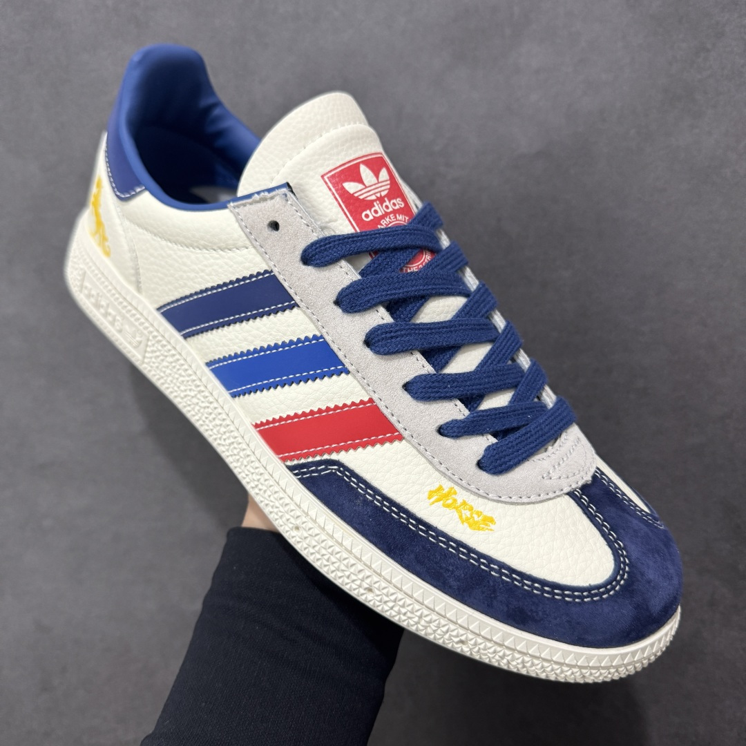 图片[3]-【定制版】2026马年限定新款定制Adidas Originals Handball Spezial ‘DIY‘定制系列 阿迪达斯 三叶草百搭低帮休闲运动板鞋 原装头层材料 用料绝不含糊 独家版型蒸餾加工帶來的是更好的视觉和脚感体验 清洁度 电绣工艺 皮料切割干净无任何毛边 细节完美 货号：JJ2618 尺码：36 36.5 37 38 38.5 39 40 40.5 41 42 42.5 43 44 45-选品中心