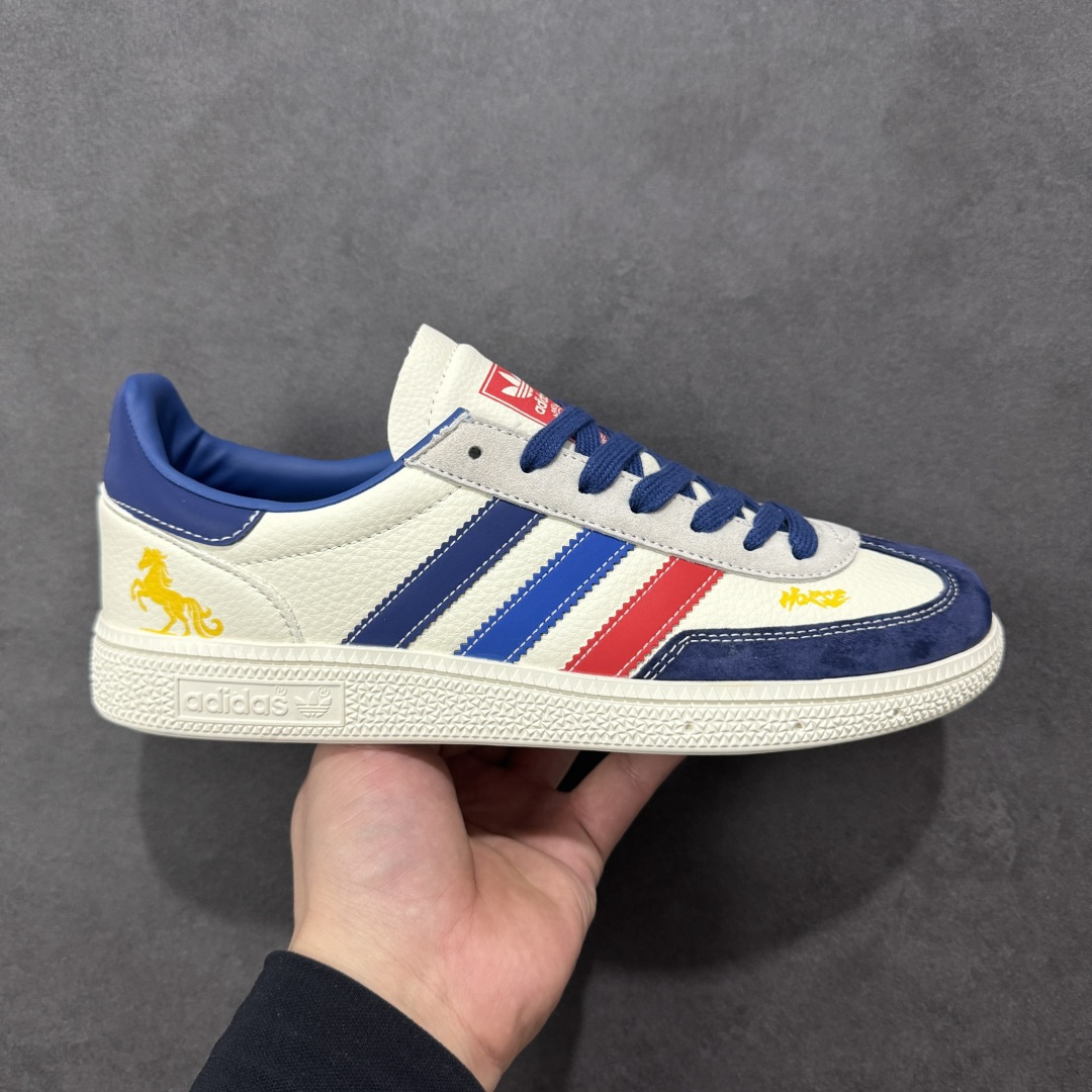 【定制版】2026马年限定新款定制Adidas Originals Handball Spezial ‘DIY‘定制系列 阿迪达斯 三叶草百搭低帮休闲运动板鞋 原装头层材料 用料绝不含糊 独家版型蒸餾加工帶來的是更好的视觉和脚感体验 清洁度 电绣工艺 皮料切割干净无任何毛边 细节完美 货号：JJ2618 尺码：36 36.5 37 38 38.5 39 40 40.5 41 42 42.5 43 44 45-选品中心