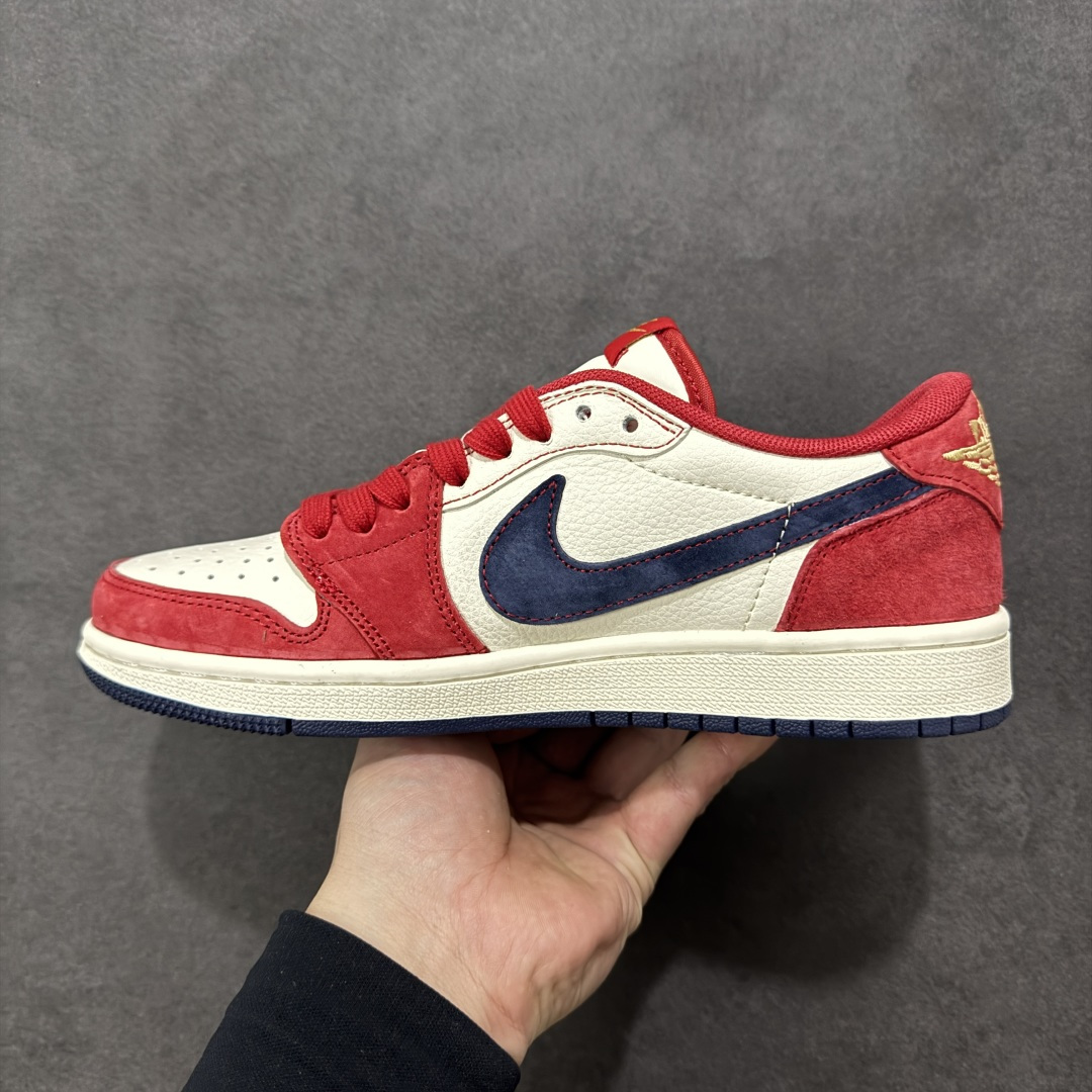 图片[2]-【定制版】马年限定新款Travis Scott x Fragment Design x Jordan Air Jordan 1 Low OG SP “马年联名限定-红白蓝三色拼接” 多方联名合作融合了Travi翻毛蓝勾s Scott 独特的音乐风格，藤原浩个性的设计风格以及Jordan品牌的经典元素 使其成为一双具有独特身份和价值的鞋子 清新而立体的外观加上联名标识更突出了其独特身份 这种配色方案显示出活力和时尚感 在视觉上引人注目 鞋身的质感和细腻的细节处理使其显得高端而格调十足 这款“倒钩”联名是设计与创意完美结合 融合多方的个性风格是一款备受瞩目的潮流鞋款 低帮休闲板鞋 定制鞋盒 大厂纯原品质出货 超高清洁度 皮料切割干净无任何毛边 细节完美 货号：HG0026-024 尺码：36 36.5 37.5 38 38.5 39 40 40.5 41 42 42.5 43 44 44.5 45-选品中心
