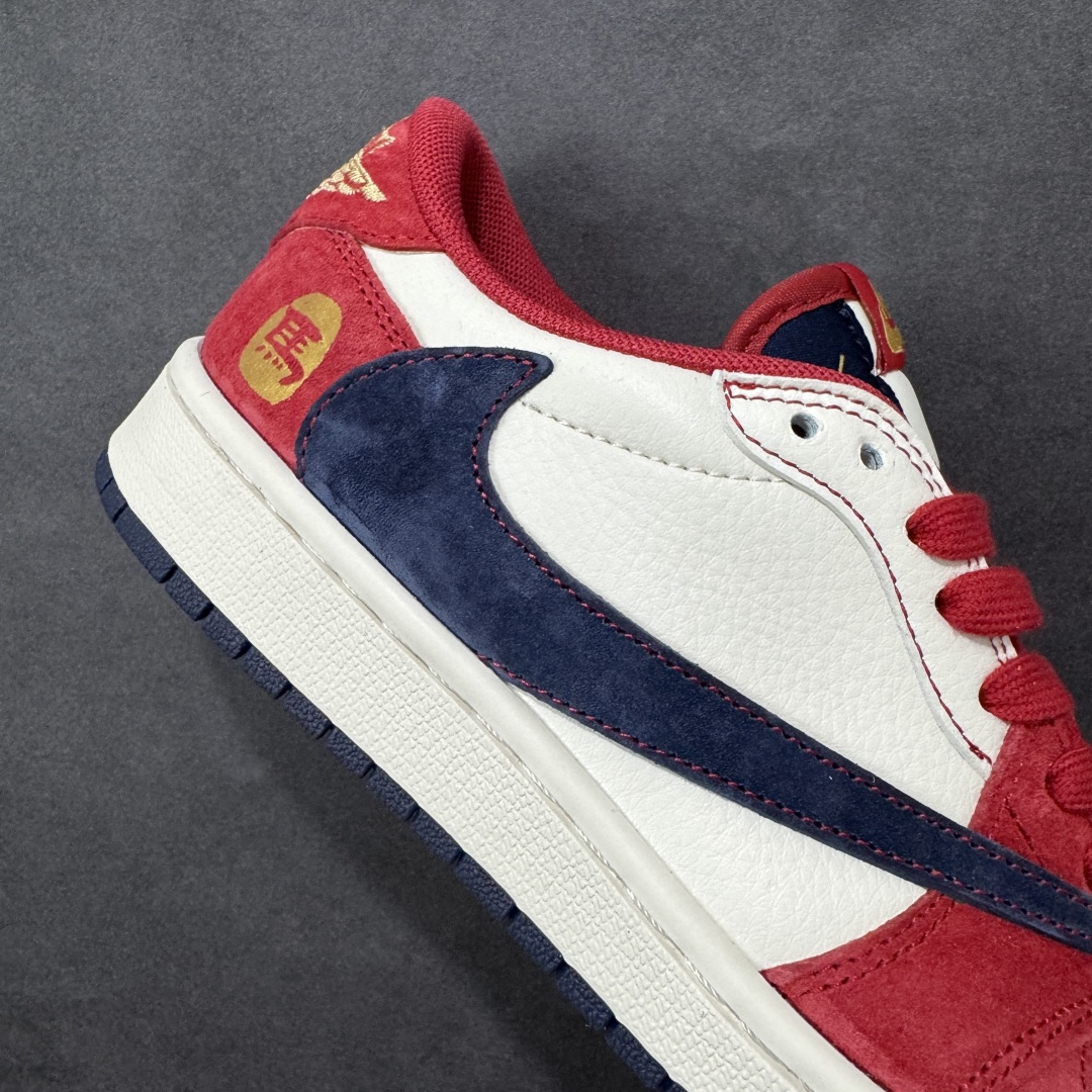 图片[6]-【定制版】马年限定新款Travis Scott x Fragment Design x Jordan Air Jordan 1 Low OG SP “马年联名限定-红白蓝三色拼接” 多方联名合作融合了Travi翻毛蓝勾s Scott 独特的音乐风格，藤原浩个性的设计风格以及Jordan品牌的经典元素 使其成为一双具有独特身份和价值的鞋子 清新而立体的外观加上联名标识更突出了其独特身份 这种配色方案显示出活力和时尚感 在视觉上引人注目 鞋身的质感和细腻的细节处理使其显得高端而格调十足 这款“倒钩”联名是设计与创意完美结合 融合多方的个性风格是一款备受瞩目的潮流鞋款 低帮休闲板鞋 定制鞋盒 大厂纯原品质出货 超高清洁度 皮料切割干净无任何毛边 细节完美 货号：HG0026-024 尺码：36 36.5 37.5 38 38.5 39 40 40.5 41 42 42.5 43 44 44.5 45-选品中心
