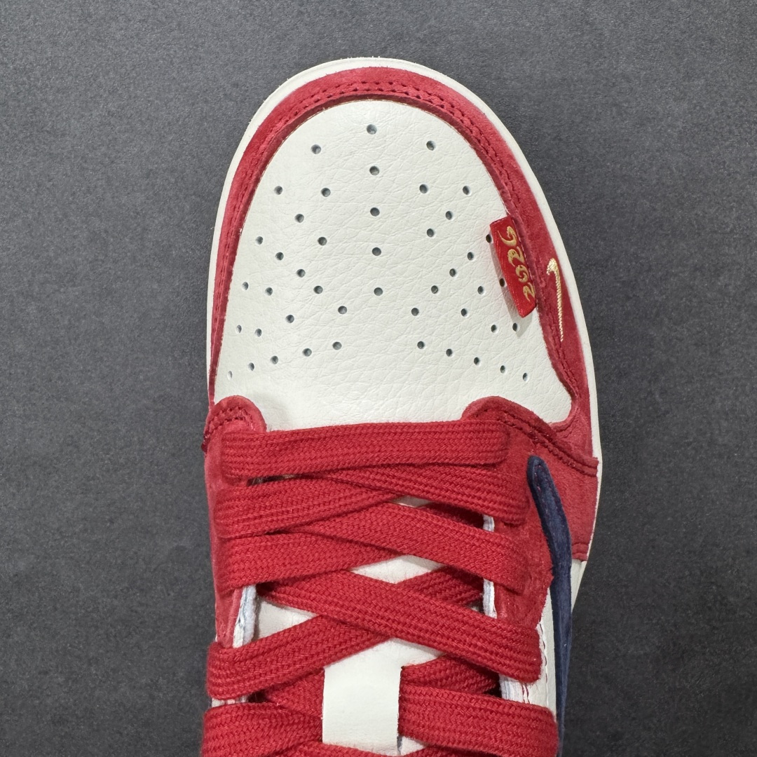 图片[8]-【定制版】马年限定新款Travis Scott x Fragment Design x Jordan Air Jordan 1 Low OG SP “马年联名限定-红白蓝三色拼接” 多方联名合作融合了Travi翻毛蓝勾s Scott 独特的音乐风格，藤原浩个性的设计风格以及Jordan品牌的经典元素 使其成为一双具有独特身份和价值的鞋子 清新而立体的外观加上联名标识更突出了其独特身份 这种配色方案显示出活力和时尚感 在视觉上引人注目 鞋身的质感和细腻的细节处理使其显得高端而格调十足 这款“倒钩”联名是设计与创意完美结合 融合多方的个性风格是一款备受瞩目的潮流鞋款 低帮休闲板鞋 定制鞋盒 大厂纯原品质出货 超高清洁度 皮料切割干净无任何毛边 细节完美 货号：HG0026-024 尺码：36 36.5 37.5 38 38.5 39 40 40.5 41 42 42.5 43 44 44.5 45-选品中心