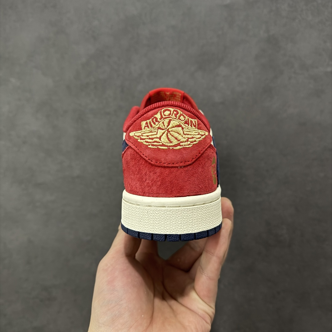 图片[4]-【定制版】马年限定新款Travis Scott x Fragment Design x Jordan Air Jordan 1 Low OG SP “马年联名限定-红白蓝三色拼接” 多方联名合作融合了Travi翻毛蓝勾s Scott 独特的音乐风格，藤原浩个性的设计风格以及Jordan品牌的经典元素 使其成为一双具有独特身份和价值的鞋子 清新而立体的外观加上联名标识更突出了其独特身份 这种配色方案显示出活力和时尚感 在视觉上引人注目 鞋身的质感和细腻的细节处理使其显得高端而格调十足 这款“倒钩”联名是设计与创意完美结合 融合多方的个性风格是一款备受瞩目的潮流鞋款 低帮休闲板鞋 定制鞋盒 大厂纯原品质出货 超高清洁度 皮料切割干净无任何毛边 细节完美 货号：HG0026-024 尺码：36 36.5 37.5 38 38.5 39 40 40.5 41 42 42.5 43 44 44.5 45-选品中心