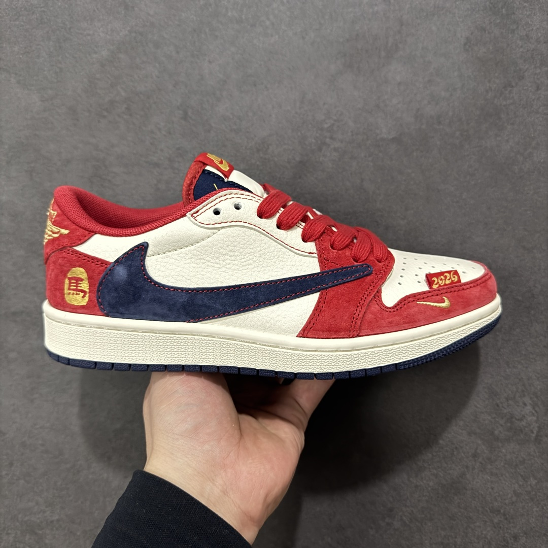 【定制版】马年限定新款Travis Scott x Fragment Design x Jordan Air Jordan 1 Low OG SP “马年联名限定-红白蓝三色拼接” 多方联名合作融合了Travi翻毛蓝勾s Scott 独特的音乐风格，藤原浩个性的设计风格以及Jordan品牌的经典元素 使其成为一双具有独特身份和价值的鞋子 清新而立体的外观加上联名标识更突出了其独特身份 这种配色方案显示出活力和时尚感 在视觉上引人注目 鞋身的质感和细腻的细节处理使其显得高端而格调十足 这款“倒钩”联名是设计与创意完美结合 融合多方的个性风格是一款备受瞩目的潮流鞋款 低帮休闲板鞋 定制鞋盒 大厂纯原品质出货 超高清洁度 皮料切割干净无任何毛边 细节完美 货号：HG0026-024 尺码：36 36.5 37.5 38 38.5 39 40 40.5 41 42 42.5 43 44 44.5 45-选品中心