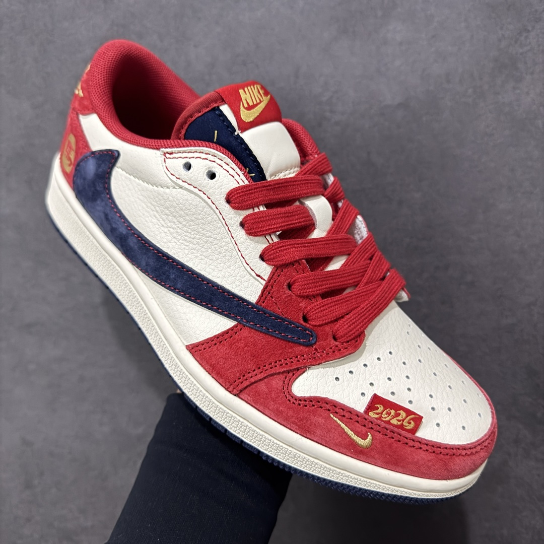 图片[3]-【定制版】马年限定新款Travis Scott x Fragment Design x Jordan Air Jordan 1 Low OG SP “马年联名限定-红白蓝三色拼接” 多方联名合作融合了Travi翻毛蓝勾s Scott 独特的音乐风格，藤原浩个性的设计风格以及Jordan品牌的经典元素 使其成为一双具有独特身份和价值的鞋子 清新而立体的外观加上联名标识更突出了其独特身份 这种配色方案显示出活力和时尚感 在视觉上引人注目 鞋身的质感和细腻的细节处理使其显得高端而格调十足 这款“倒钩”联名是设计与创意完美结合 融合多方的个性风格是一款备受瞩目的潮流鞋款 低帮休闲板鞋 定制鞋盒 大厂纯原品质出货 超高清洁度 皮料切割干净无任何毛边 细节完美 货号：HG0026-024 尺码：36 36.5 37.5 38 38.5 39 40 40.5 41 42 42.5 43 44 44.5 45-选品中心