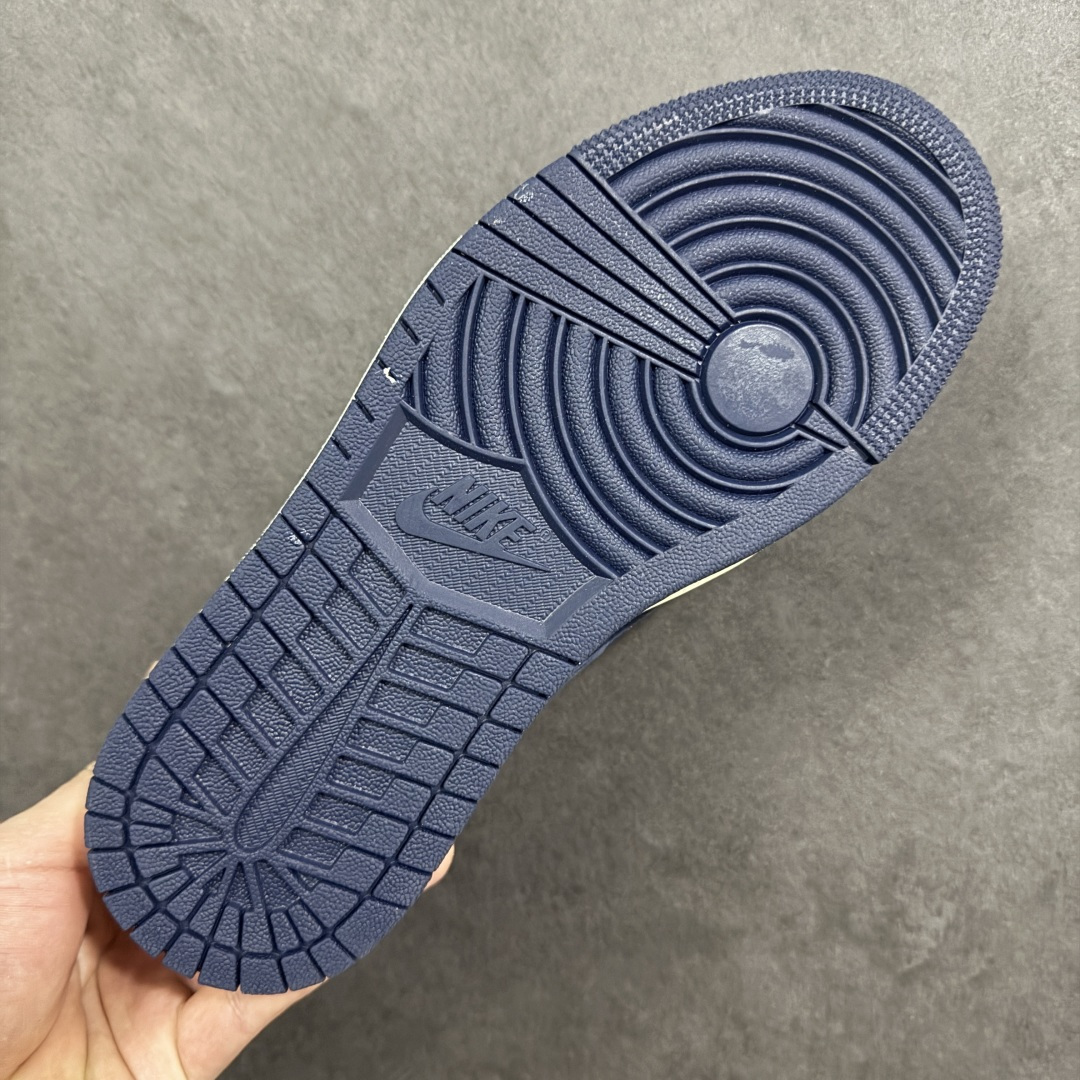 图片[9]-【定制版】马年限定新款Travis Scott x Fragment Design x Jordan Air Jordan 1 Low OG SP “马年联名限定-红白蓝三色拼接” 多方联名合作融合了Travi翻毛蓝勾s Scott 独特的音乐风格，藤原浩个性的设计风格以及Jordan品牌的经典元素 使其成为一双具有独特身份和价值的鞋子 清新而立体的外观加上联名标识更突出了其独特身份 这种配色方案显示出活力和时尚感 在视觉上引人注目 鞋身的质感和细腻的细节处理使其显得高端而格调十足 这款“倒钩”联名是设计与创意完美结合 融合多方的个性风格是一款备受瞩目的潮流鞋款 低帮休闲板鞋 定制鞋盒 大厂纯原品质出货 超高清洁度 皮料切割干净无任何毛边 细节完美 货号：HG0026-024 尺码：36 36.5 37.5 38 38.5 39 40 40.5 41 42 42.5 43 44 44.5 45-选品中心