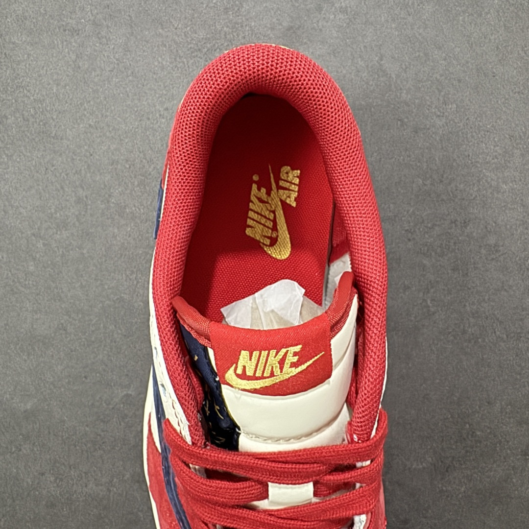 图片[7]-【定制版】马年限定新款Travis Scott x Fragment Design x Jordan Air Jordan 1 Low OG SP “马年联名限定-红白蓝三色拼接” 多方联名合作融合了Travi翻毛蓝勾s Scott 独特的音乐风格，藤原浩个性的设计风格以及Jordan品牌的经典元素 使其成为一双具有独特身份和价值的鞋子 清新而立体的外观加上联名标识更突出了其独特身份 这种配色方案显示出活力和时尚感 在视觉上引人注目 鞋身的质感和细腻的细节处理使其显得高端而格调十足 这款“倒钩”联名是设计与创意完美结合 融合多方的个性风格是一款备受瞩目的潮流鞋款 低帮休闲板鞋 定制鞋盒 大厂纯原品质出货 超高清洁度 皮料切割干净无任何毛边 细节完美 货号：HG0026-024 尺码：36 36.5 37.5 38 38.5 39 40 40.5 41 42 42.5 43 44 44.5 45-选品中心