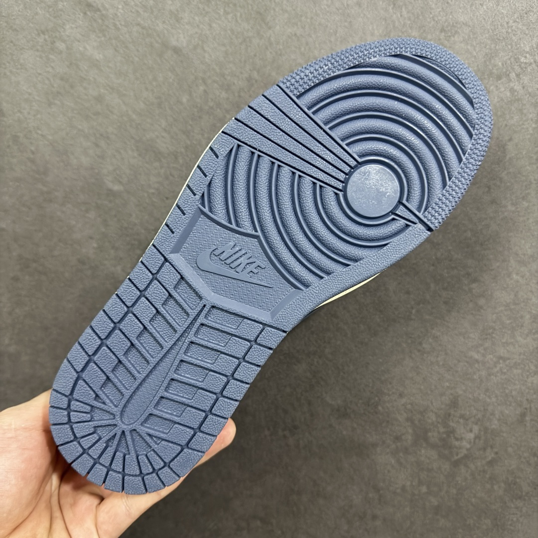 图片[9]-【定制版】马年限定新款Travis Scott x Fragment Design x Jordan Air Jordan 1 Low OG SP “马年联名限定-红白蓝三色拼接” 多方联名合作融合了Travi翻毛蓝勾s Scott 独特的音乐风格，藤原浩个性的设计风格以及Jordan品牌的经典元素 使其成为一双具有独特身份和价值的鞋子 清新而立体的外观加上联名标识更突出了其独特身份 这种配色方案显示出活力和时尚感 在视觉上引人注目 鞋身的质感和细腻的细节处理使其显得高端而格调十足 这款“倒钩”联名是设计与创意完美结合 融合多方的个性风格是一款备受瞩目的潮流鞋款 低帮休闲板鞋 定制鞋盒 大厂纯原品质出货 超高清洁度 皮料切割干净无任何毛边 细节完美 货号：HG0026-020 尺码：36 36.5 37.5 38 38.5 39 40 40.5 41 42 42.5 43 44 44.5 45-选品中心