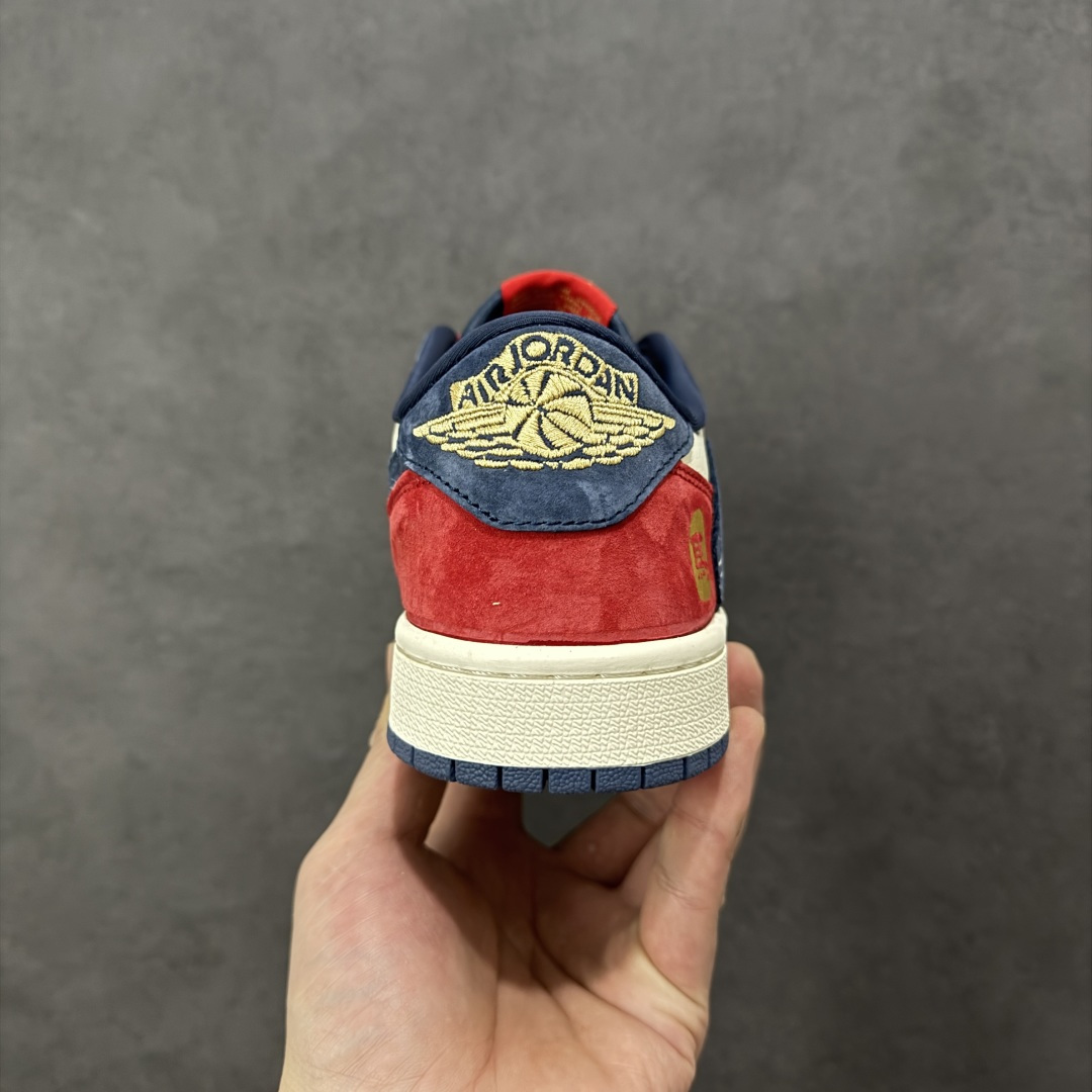 图片[4]-【定制版】马年限定新款Travis Scott x Fragment Design x Jordan Air Jordan 1 Low OG SP “马年联名限定-红白蓝三色拼接” 多方联名合作融合了Travi翻毛蓝勾s Scott 独特的音乐风格，藤原浩个性的设计风格以及Jordan品牌的经典元素 使其成为一双具有独特身份和价值的鞋子 清新而立体的外观加上联名标识更突出了其独特身份 这种配色方案显示出活力和时尚感 在视觉上引人注目 鞋身的质感和细腻的细节处理使其显得高端而格调十足 这款“倒钩”联名是设计与创意完美结合 融合多方的个性风格是一款备受瞩目的潮流鞋款 低帮休闲板鞋 定制鞋盒 大厂纯原品质出货 超高清洁度 皮料切割干净无任何毛边 细节完美 货号：HG0026-020 尺码：36 36.5 37.5 38 38.5 39 40 40.5 41 42 42.5 43 44 44.5 45-选品中心