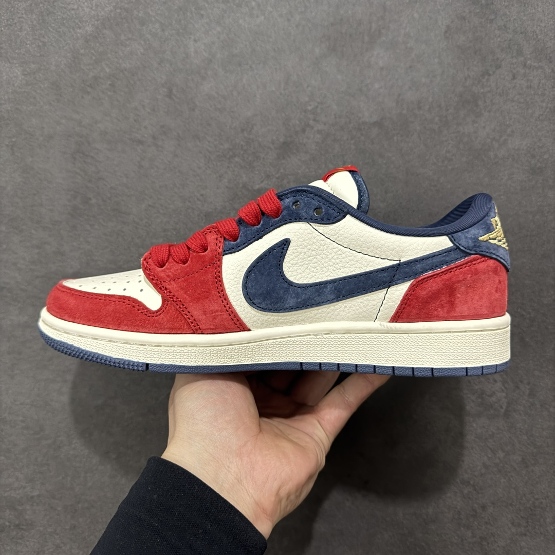 图片[2]-【定制版】马年限定新款Travis Scott x Fragment Design x Jordan Air Jordan 1 Low OG SP “马年联名限定-红白蓝三色拼接” 多方联名合作融合了Travi翻毛蓝勾s Scott 独特的音乐风格，藤原浩个性的设计风格以及Jordan品牌的经典元素 使其成为一双具有独特身份和价值的鞋子 清新而立体的外观加上联名标识更突出了其独特身份 这种配色方案显示出活力和时尚感 在视觉上引人注目 鞋身的质感和细腻的细节处理使其显得高端而格调十足 这款“倒钩”联名是设计与创意完美结合 融合多方的个性风格是一款备受瞩目的潮流鞋款 低帮休闲板鞋 定制鞋盒 大厂纯原品质出货 超高清洁度 皮料切割干净无任何毛边 细节完美 货号：HG0026-020 尺码：36 36.5 37.5 38 38.5 39 40 40.5 41 42 42.5 43 44 44.5 45-选品中心