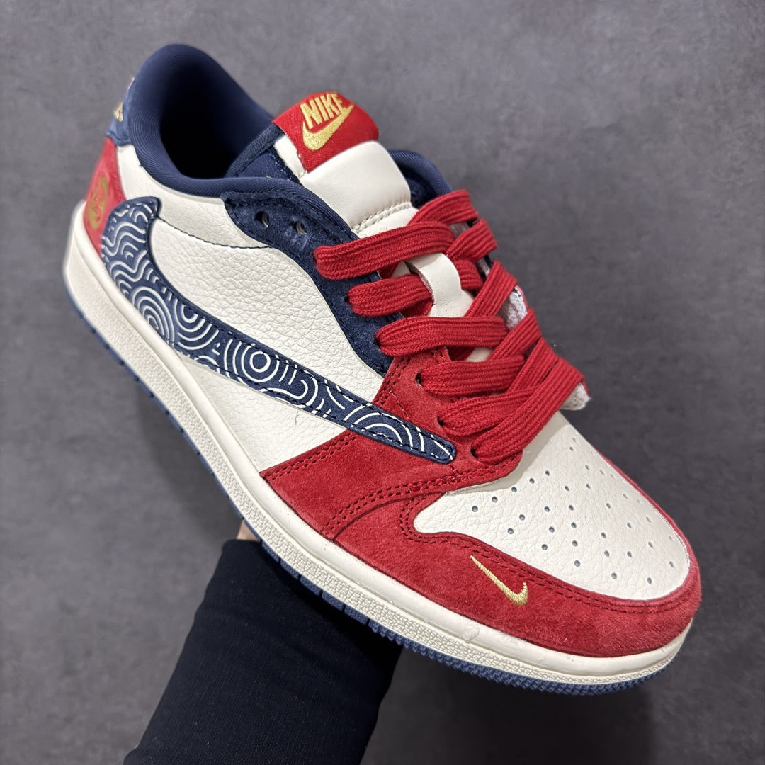 图片[3]-【定制版】马年限定新款Travis Scott x Fragment Design x Jordan Air Jordan 1 Low OG SP “马年联名限定-红白蓝三色拼接” 多方联名合作融合了Travi翻毛蓝勾s Scott 独特的音乐风格，藤原浩个性的设计风格以及Jordan品牌的经典元素 使其成为一双具有独特身份和价值的鞋子 清新而立体的外观加上联名标识更突出了其独特身份 这种配色方案显示出活力和时尚感 在视觉上引人注目 鞋身的质感和细腻的细节处理使其显得高端而格调十足 这款“倒钩”联名是设计与创意完美结合 融合多方的个性风格是一款备受瞩目的潮流鞋款 低帮休闲板鞋 定制鞋盒 大厂纯原品质出货 超高清洁度 皮料切割干净无任何毛边 细节完美 货号：HG0026-020 尺码：36 36.5 37.5 38 38.5 39 40 40.5 41 42 42.5 43 44 44.5 45-选品中心