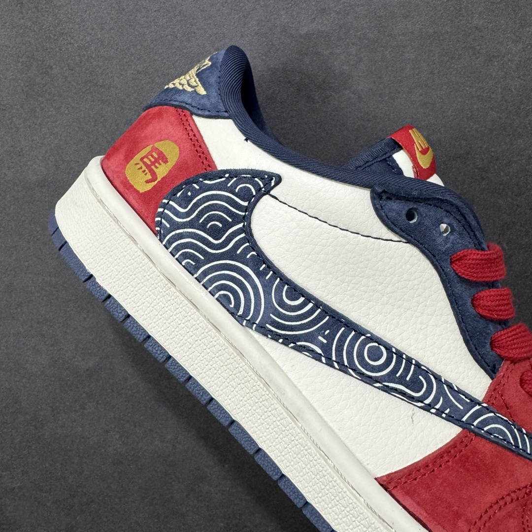 图片[6]-【定制版】马年限定新款Travis Scott x Fragment Design x Jordan Air Jordan 1 Low OG SP “马年联名限定-红白蓝三色拼接” 多方联名合作融合了Travi翻毛蓝勾s Scott 独特的音乐风格，藤原浩个性的设计风格以及Jordan品牌的经典元素 使其成为一双具有独特身份和价值的鞋子 清新而立体的外观加上联名标识更突出了其独特身份 这种配色方案显示出活力和时尚感 在视觉上引人注目 鞋身的质感和细腻的细节处理使其显得高端而格调十足 这款“倒钩”联名是设计与创意完美结合 融合多方的个性风格是一款备受瞩目的潮流鞋款 低帮休闲板鞋 定制鞋盒 大厂纯原品质出货 超高清洁度 皮料切割干净无任何毛边 细节完美 货号：HG0026-020 尺码：36 36.5 37.5 38 38.5 39 40 40.5 41 42 42.5 43 44 44.5 45-选品中心