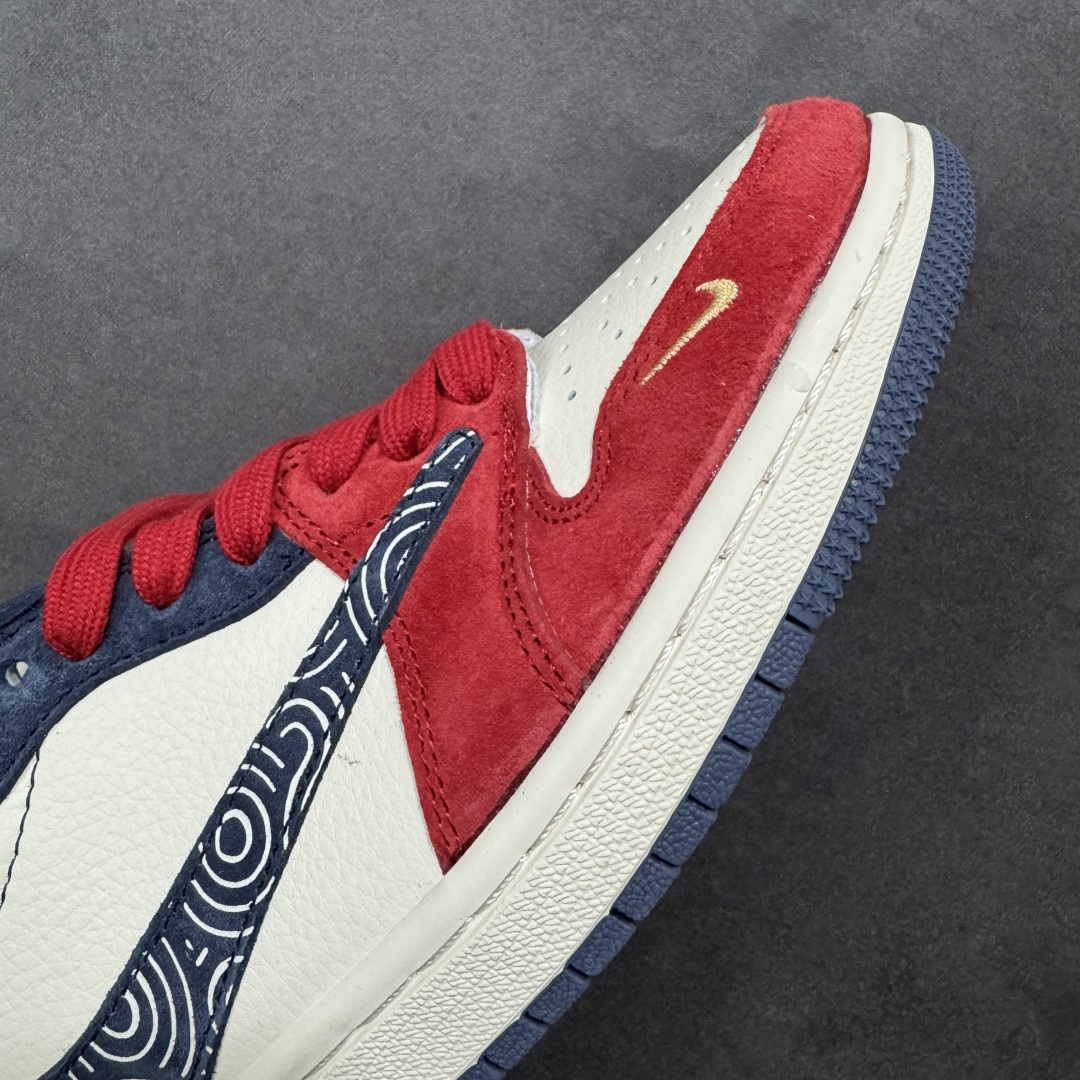 图片[5]-【定制版】马年限定新款Travis Scott x Fragment Design x Jordan Air Jordan 1 Low OG SP “马年联名限定-红白蓝三色拼接” 多方联名合作融合了Travi翻毛蓝勾s Scott 独特的音乐风格，藤原浩个性的设计风格以及Jordan品牌的经典元素 使其成为一双具有独特身份和价值的鞋子 清新而立体的外观加上联名标识更突出了其独特身份 这种配色方案显示出活力和时尚感 在视觉上引人注目 鞋身的质感和细腻的细节处理使其显得高端而格调十足 这款“倒钩”联名是设计与创意完美结合 融合多方的个性风格是一款备受瞩目的潮流鞋款 低帮休闲板鞋 定制鞋盒 大厂纯原品质出货 超高清洁度 皮料切割干净无任何毛边 细节完美 货号：HG0026-020 尺码：36 36.5 37.5 38 38.5 39 40 40.5 41 42 42.5 43 44 44.5 45-选品中心
