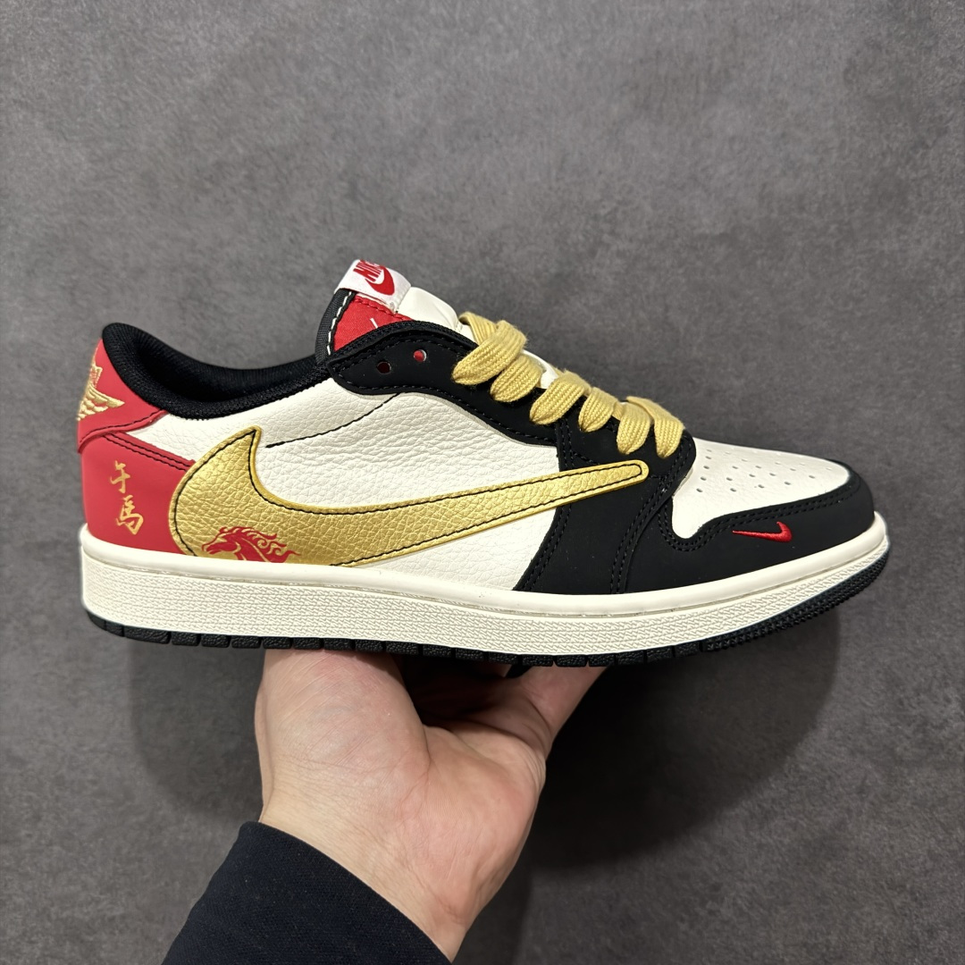 【定制版】马年限定新款Travis Scott x Fragment Design x Jordan Air Jordan 1 Low OG SP “马年联名限定-红白蓝三色拼接” 多方联名合作融合了Travi翻毛蓝勾s Scott 独特的音乐风格，藤原浩个性的设计风格以及Jordan品牌的经典元素 使其成为一双具有独特身份和价值的鞋子 清新而立体的外观加上联名标识更突出了其独特身份 这种配色方案显示出活力和时尚感 在视觉上引人注目 鞋身的质感和细腻的细节处理使其显得高端而格调十足 这款“倒钩”联名是设计与创意完美结合 融合多方的个性风格是一款备受瞩目的潮流鞋款 低帮休闲板鞋 定制鞋盒 大厂纯原品质出货 超高清洁度 皮料切割干净无任何毛边 细节完美 货号：HG0026-016 尺码：36 36.5 37.5 38 38.5 39 40 40.5 41 42 42.5 43 44 44.5 45-选品中心