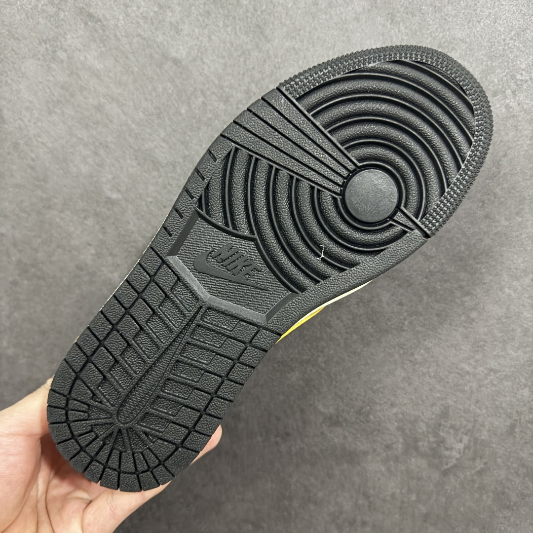 图片[9]-【定制版】马年限定新款Travis Scott x Fragment Design x Jordan Air Jordan 1 Low OG SP “马年联名限定-红白蓝三色拼接” 多方联名合作融合了Travi翻毛蓝勾s Scott 独特的音乐风格，藤原浩个性的设计风格以及Jordan品牌的经典元素 使其成为一双具有独特身份和价值的鞋子 清新而立体的外观加上联名标识更突出了其独特身份 这种配色方案显示出活力和时尚感 在视觉上引人注目 鞋身的质感和细腻的细节处理使其显得高端而格调十足 这款“倒钩”联名是设计与创意完美结合 融合多方的个性风格是一款备受瞩目的潮流鞋款 低帮休闲板鞋 定制鞋盒 大厂纯原品质出货 超高清洁度 皮料切割干净无任何毛边 细节完美 货号：HG0026-016 尺码：36 36.5 37.5 38 38.5 39 40 40.5 41 42 42.5 43 44 44.5 45-选品中心