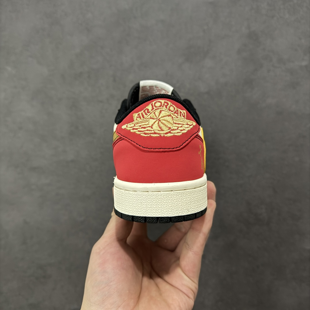 图片[4]-【定制版】马年限定新款Travis Scott x Fragment Design x Jordan Air Jordan 1 Low OG SP “马年联名限定-红白蓝三色拼接” 多方联名合作融合了Travi翻毛蓝勾s Scott 独特的音乐风格，藤原浩个性的设计风格以及Jordan品牌的经典元素 使其成为一双具有独特身份和价值的鞋子 清新而立体的外观加上联名标识更突出了其独特身份 这种配色方案显示出活力和时尚感 在视觉上引人注目 鞋身的质感和细腻的细节处理使其显得高端而格调十足 这款“倒钩”联名是设计与创意完美结合 融合多方的个性风格是一款备受瞩目的潮流鞋款 低帮休闲板鞋 定制鞋盒 大厂纯原品质出货 超高清洁度 皮料切割干净无任何毛边 细节完美 货号：HG0026-016 尺码：36 36.5 37.5 38 38.5 39 40 40.5 41 42 42.5 43 44 44.5 45-选品中心