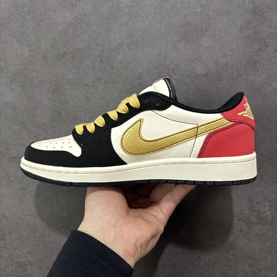 图片[2]-【定制版】马年限定新款Travis Scott x Fragment Design x Jordan Air Jordan 1 Low OG SP “马年联名限定-红白蓝三色拼接” 多方联名合作融合了Travi翻毛蓝勾s Scott 独特的音乐风格，藤原浩个性的设计风格以及Jordan品牌的经典元素 使其成为一双具有独特身份和价值的鞋子 清新而立体的外观加上联名标识更突出了其独特身份 这种配色方案显示出活力和时尚感 在视觉上引人注目 鞋身的质感和细腻的细节处理使其显得高端而格调十足 这款“倒钩”联名是设计与创意完美结合 融合多方的个性风格是一款备受瞩目的潮流鞋款 低帮休闲板鞋 定制鞋盒 大厂纯原品质出货 超高清洁度 皮料切割干净无任何毛边 细节完美 货号：HG0026-016 尺码：36 36.5 37.5 38 38.5 39 40 40.5 41 42 42.5 43 44 44.5 45-选品中心