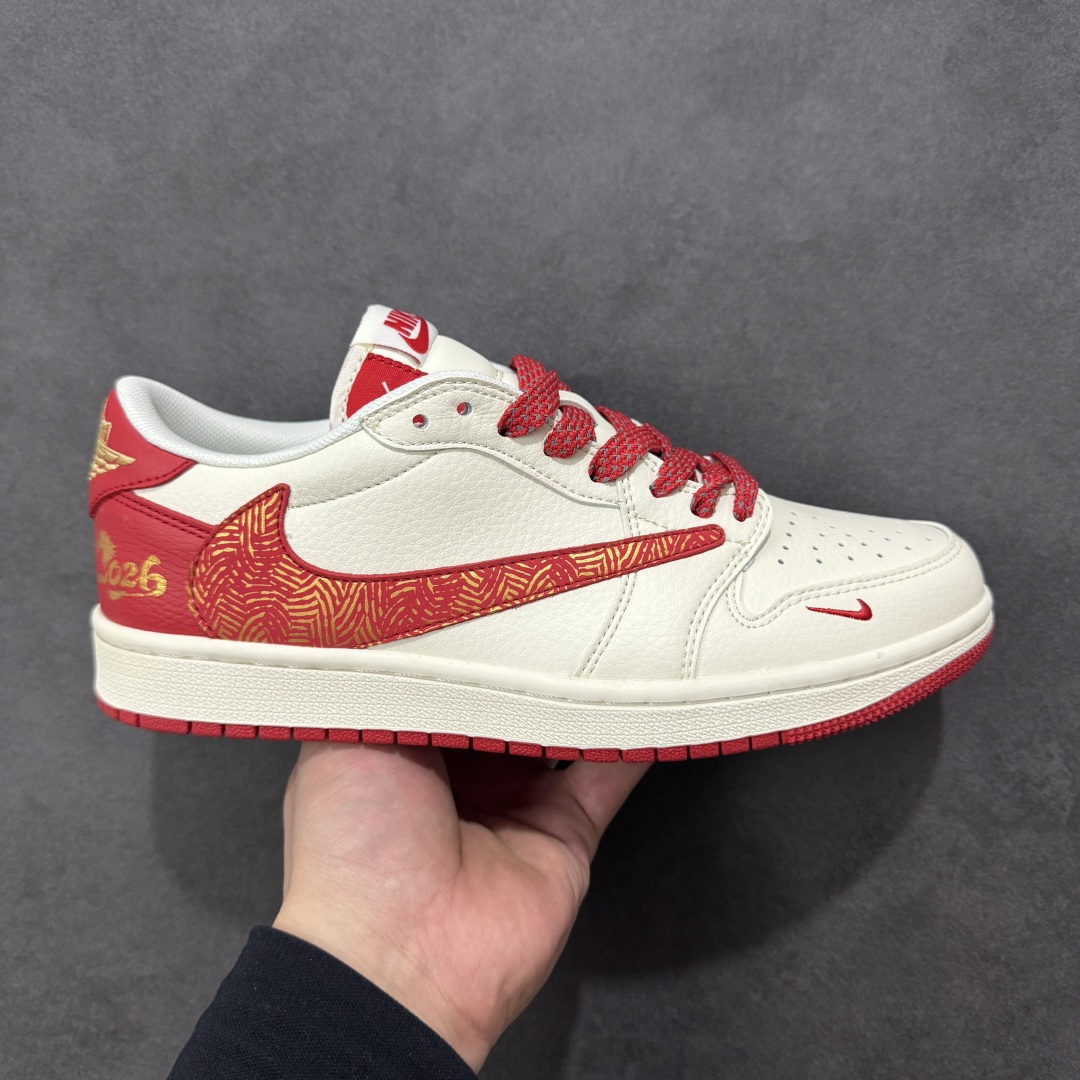 【定制版】马年限定新款Travis Scott x Fragment Design x Jordan Air Jordan 1 Low OG SP “马年联名限定-红白蓝三色拼接” 多方联名合作融合了Travi翻毛蓝勾s Scott 独特的音乐风格，藤原浩个性的设计风格以及Jordan品牌的经典元素 使其成为一双具有独特身份和价值的鞋子 清新而立体的外观加上联名标识更突出了其独特身份 这种配色方案显示出活力和时尚感 在视觉上引人注目 鞋身的质感和细腻的细节处理使其显得高端而格调十足 这款“倒钩”联名是设计与创意完美结合 融合多方的个性风格是一款备受瞩目的潮流鞋款 低帮休闲板鞋 定制鞋盒 大厂纯原品质出货 超高清洁度 皮料切割干净无任何毛边 细节完美 货号：HG0026-021 尺码：36 36.5 37.5 38 38.5 39 40 40.5 41 42 42.5 43 44 44.5 45-选品中心