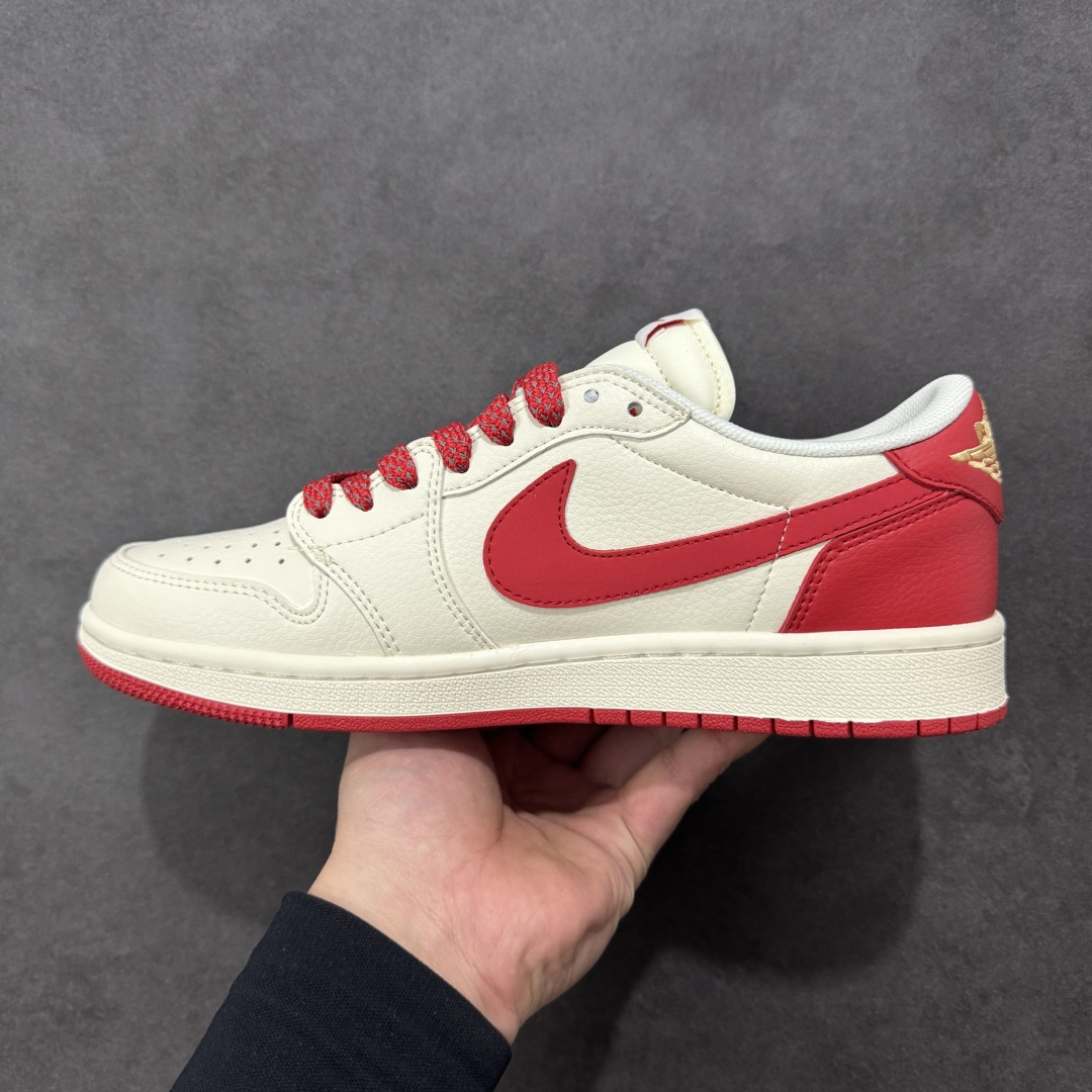 图片[2]-【定制版】马年限定新款Travis Scott x Fragment Design x Jordan Air Jordan 1 Low OG SP “马年联名限定-红白蓝三色拼接” 多方联名合作融合了Travi翻毛蓝勾s Scott 独特的音乐风格，藤原浩个性的设计风格以及Jordan品牌的经典元素 使其成为一双具有独特身份和价值的鞋子 清新而立体的外观加上联名标识更突出了其独特身份 这种配色方案显示出活力和时尚感 在视觉上引人注目 鞋身的质感和细腻的细节处理使其显得高端而格调十足 这款“倒钩”联名是设计与创意完美结合 融合多方的个性风格是一款备受瞩目的潮流鞋款 低帮休闲板鞋 定制鞋盒 大厂纯原品质出货 超高清洁度 皮料切割干净无任何毛边 细节完美 货号：HG0026-021 尺码：36 36.5 37.5 38 38.5 39 40 40.5 41 42 42.5 43 44 44.5 45-选品中心
