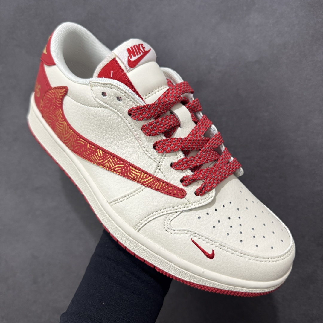图片[3]-【定制版】马年限定新款Travis Scott x Fragment Design x Jordan Air Jordan 1 Low OG SP “马年联名限定-红白蓝三色拼接” 多方联名合作融合了Travi翻毛蓝勾s Scott 独特的音乐风格，藤原浩个性的设计风格以及Jordan品牌的经典元素 使其成为一双具有独特身份和价值的鞋子 清新而立体的外观加上联名标识更突出了其独特身份 这种配色方案显示出活力和时尚感 在视觉上引人注目 鞋身的质感和细腻的细节处理使其显得高端而格调十足 这款“倒钩”联名是设计与创意完美结合 融合多方的个性风格是一款备受瞩目的潮流鞋款 低帮休闲板鞋 定制鞋盒 大厂纯原品质出货 超高清洁度 皮料切割干净无任何毛边 细节完美 货号：HG0026-021 尺码：36 36.5 37.5 38 38.5 39 40 40.5 41 42 42.5 43 44 44.5 45-选品中心