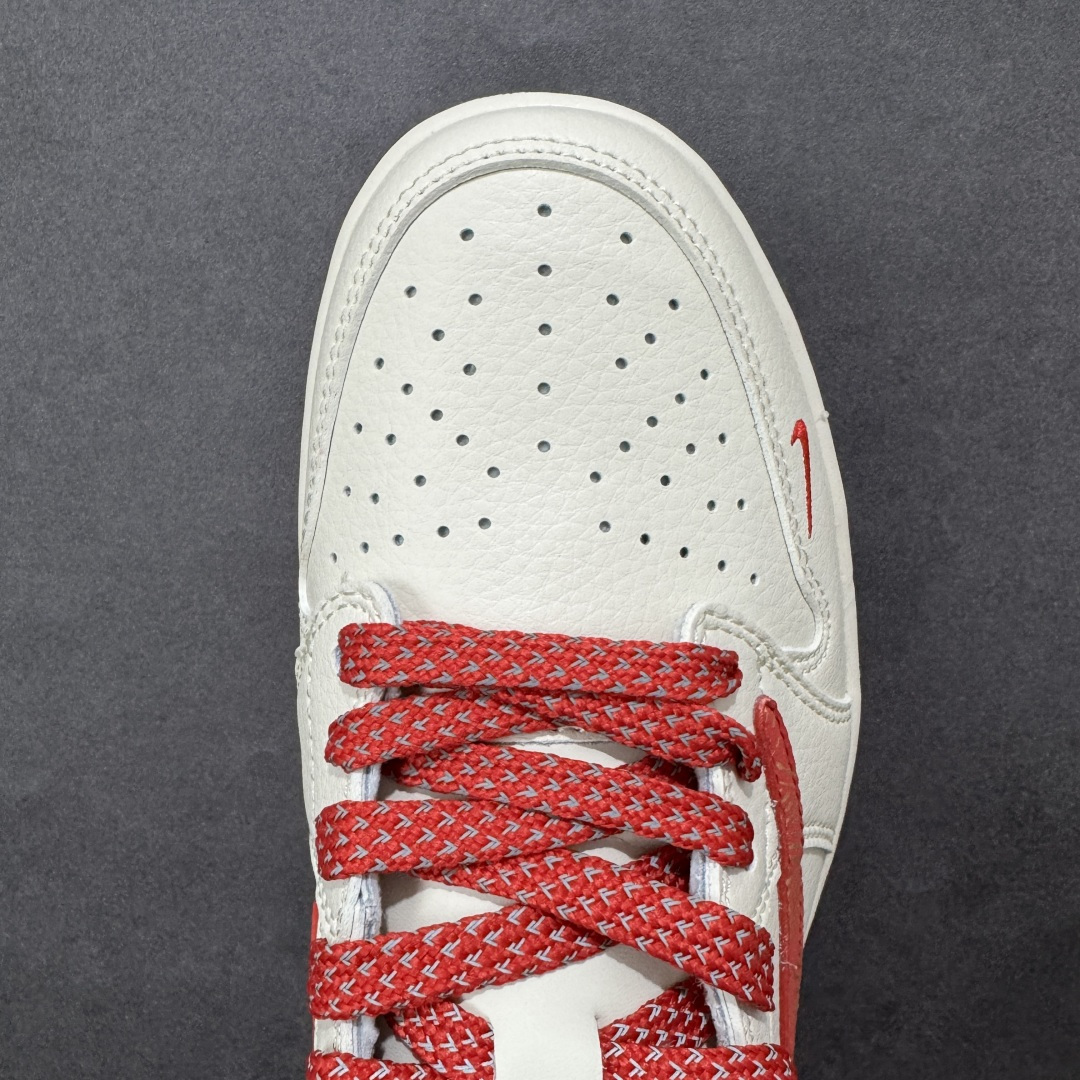 图片[8]-【定制版】马年限定新款Travis Scott x Fragment Design x Jordan Air Jordan 1 Low OG SP “马年联名限定-红白蓝三色拼接” 多方联名合作融合了Travi翻毛蓝勾s Scott 独特的音乐风格，藤原浩个性的设计风格以及Jordan品牌的经典元素 使其成为一双具有独特身份和价值的鞋子 清新而立体的外观加上联名标识更突出了其独特身份 这种配色方案显示出活力和时尚感 在视觉上引人注目 鞋身的质感和细腻的细节处理使其显得高端而格调十足 这款“倒钩”联名是设计与创意完美结合 融合多方的个性风格是一款备受瞩目的潮流鞋款 低帮休闲板鞋 定制鞋盒 大厂纯原品质出货 超高清洁度 皮料切割干净无任何毛边 细节完美 货号：HG0026-021 尺码：36 36.5 37.5 38 38.5 39 40 40.5 41 42 42.5 43 44 44.5 45-选品中心