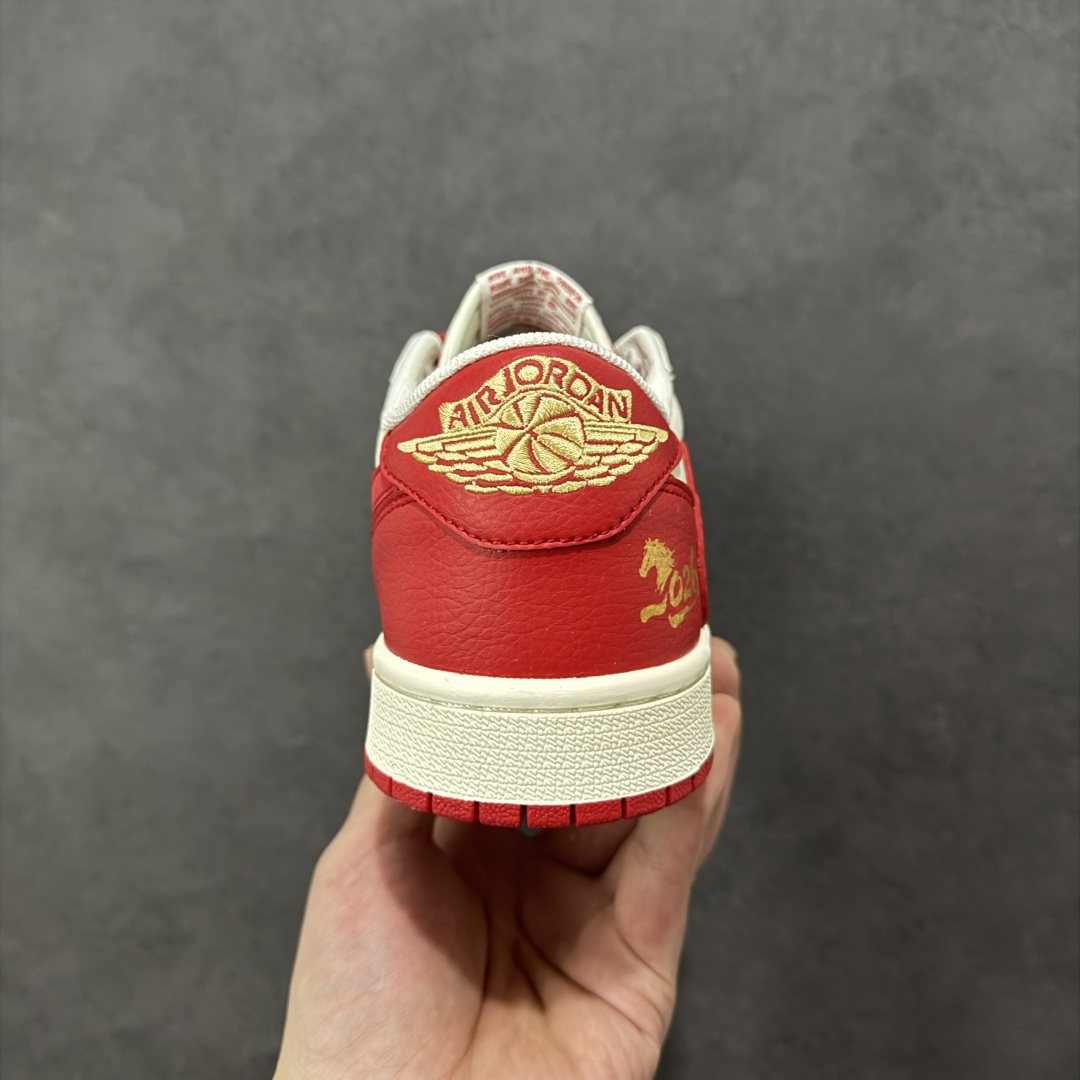 图片[4]-【定制版】马年限定新款Travis Scott x Fragment Design x Jordan Air Jordan 1 Low OG SP “马年联名限定-红白蓝三色拼接” 多方联名合作融合了Travi翻毛蓝勾s Scott 独特的音乐风格，藤原浩个性的设计风格以及Jordan品牌的经典元素 使其成为一双具有独特身份和价值的鞋子 清新而立体的外观加上联名标识更突出了其独特身份 这种配色方案显示出活力和时尚感 在视觉上引人注目 鞋身的质感和细腻的细节处理使其显得高端而格调十足 这款“倒钩”联名是设计与创意完美结合 融合多方的个性风格是一款备受瞩目的潮流鞋款 低帮休闲板鞋 定制鞋盒 大厂纯原品质出货 超高清洁度 皮料切割干净无任何毛边 细节完美 货号：HG0026-021 尺码：36 36.5 37.5 38 38.5 39 40 40.5 41 42 42.5 43 44 44.5 45-选品中心