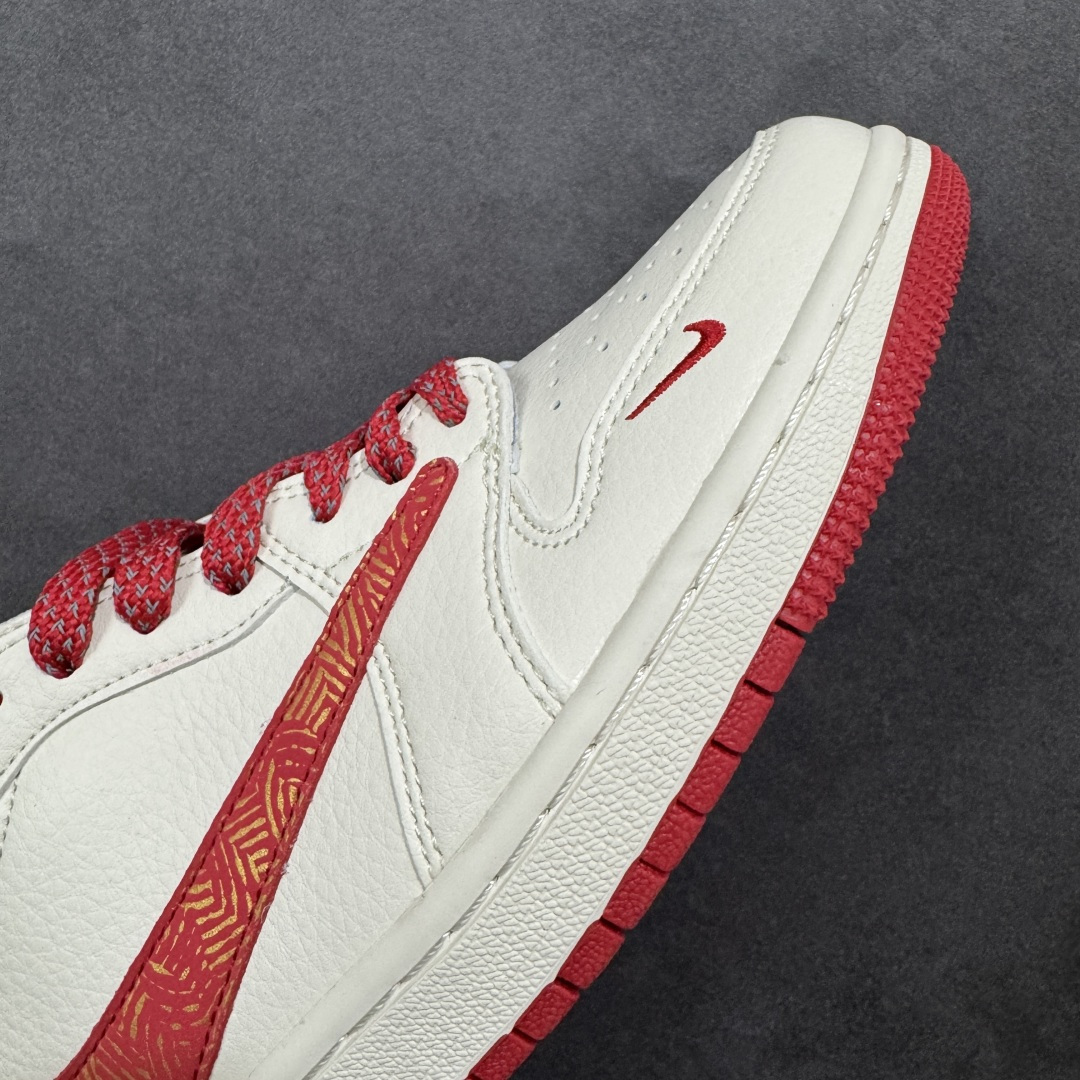 图片[5]-【定制版】马年限定新款Travis Scott x Fragment Design x Jordan Air Jordan 1 Low OG SP “马年联名限定-红白蓝三色拼接” 多方联名合作融合了Travi翻毛蓝勾s Scott 独特的音乐风格，藤原浩个性的设计风格以及Jordan品牌的经典元素 使其成为一双具有独特身份和价值的鞋子 清新而立体的外观加上联名标识更突出了其独特身份 这种配色方案显示出活力和时尚感 在视觉上引人注目 鞋身的质感和细腻的细节处理使其显得高端而格调十足 这款“倒钩”联名是设计与创意完美结合 融合多方的个性风格是一款备受瞩目的潮流鞋款 低帮休闲板鞋 定制鞋盒 大厂纯原品质出货 超高清洁度 皮料切割干净无任何毛边 细节完美 货号：HG0026-021 尺码：36 36.5 37.5 38 38.5 39 40 40.5 41 42 42.5 43 44 44.5 45-选品中心