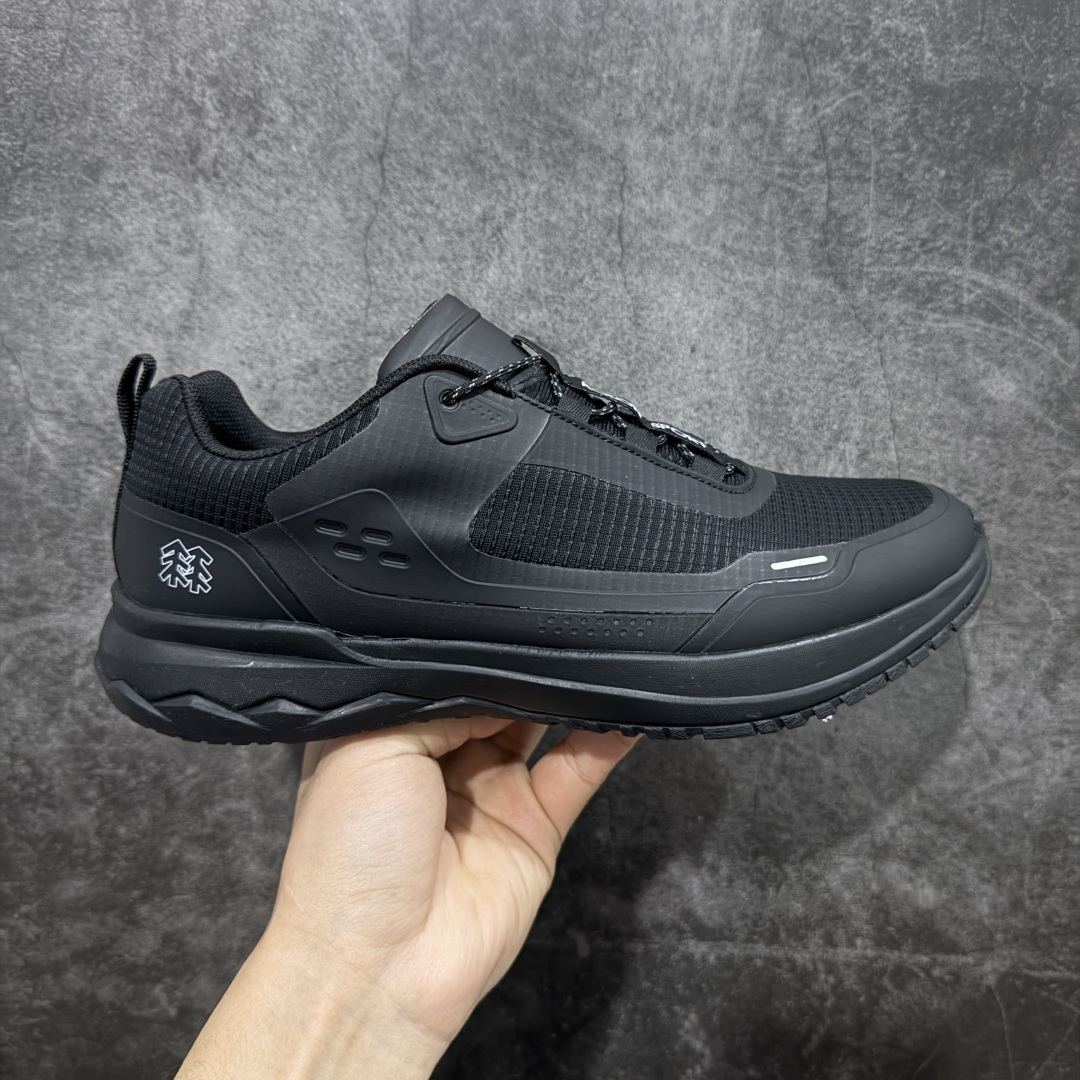 【正确版】可隆KOLON SPORT Skyler 2 舒适柔软 防水支撑轻便回弹 低帮 徒步鞋 黑色 脚感软到像踩云朵☁️—鞋面柔软贴合脚型，走石子路也不硌脚；防滑V黄金大底纹路深似锯齿，泥地、陡坡都稳稳拿捏，下雨天也不怕打滑。黑色耐脏又百搭，日常穿去上班是低调质感，进山徒步是可靠装备，从城市到山野，一双鞋承包所有 “出走计划” 尺码：39-45无半码-选品中心