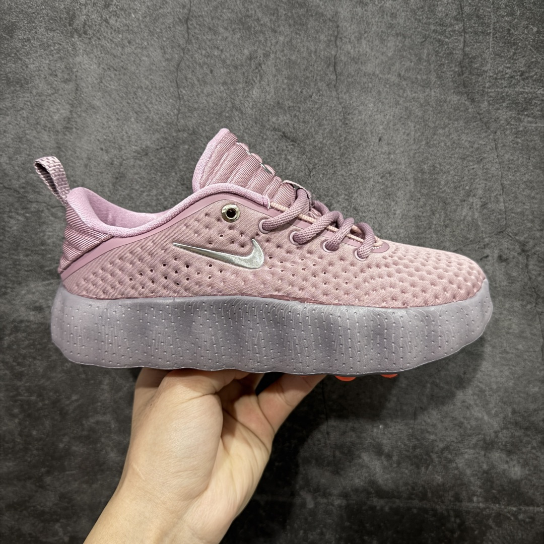 【先行版】NK Mind 002 黑科技足底按摩舒适贴合训练鞋 HQ4310-200 该系列首作 Mind 001 从神经科学中汲取灵感，打造出一款不仅外观独特，更能为穿着者带来别样感知体验的球鞋，此次新作将继续延续此核心方向。历时十年打磨的 Mind 系列，承载着 Nike 对未来鞋款的愿景呈现。系列中的每双鞋，外底均由 22 个独立泡沫结节构成，旨在模拟赤足般的体验。这些结节通过与足底感官感受器的相互作用，从而促进人体的自然步态。 尺码：36 36.5 37.5 38 38.5 39 40 40.5 41 42 42.5 43 44 44.5 45-选品中心