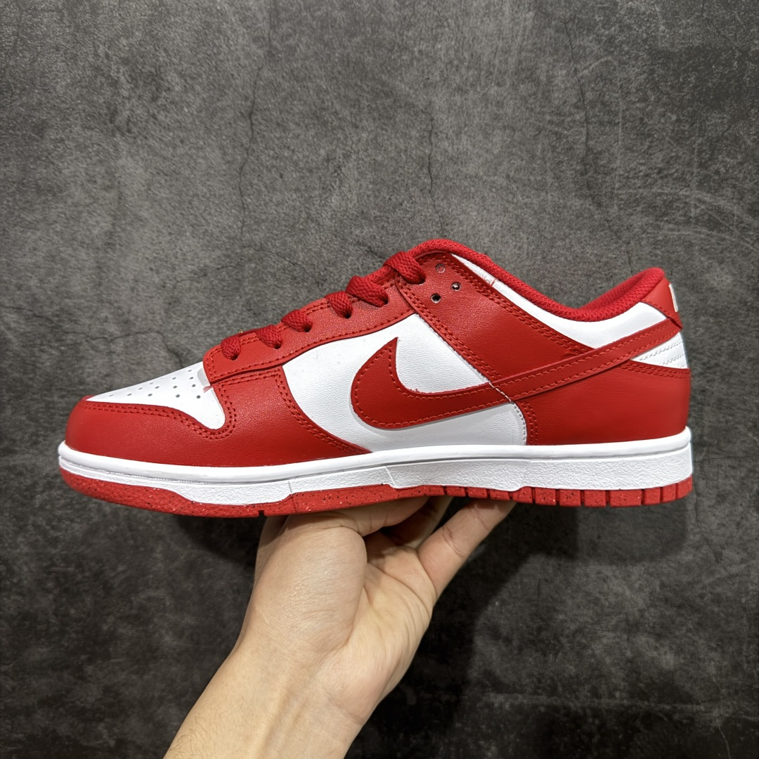 图片[2]-【YC纯原版】Nk Dunk Low SB绑带低帮休闲婚鞋 祥瑞红鸳 DD1873-116 #定制大盒 配色整体围绕爱意表达\”喜欢你\”主题婚鞋设计，鞋身整体采用专属颜料重新喷涂。特殊原创设计图标涂鸦装饰，添加潮流元素效果喷涂点缀。 尺码： 36 36.5 37.5 38 38.5 39 40 40.5 41 42 42.5 43 44-选品中心