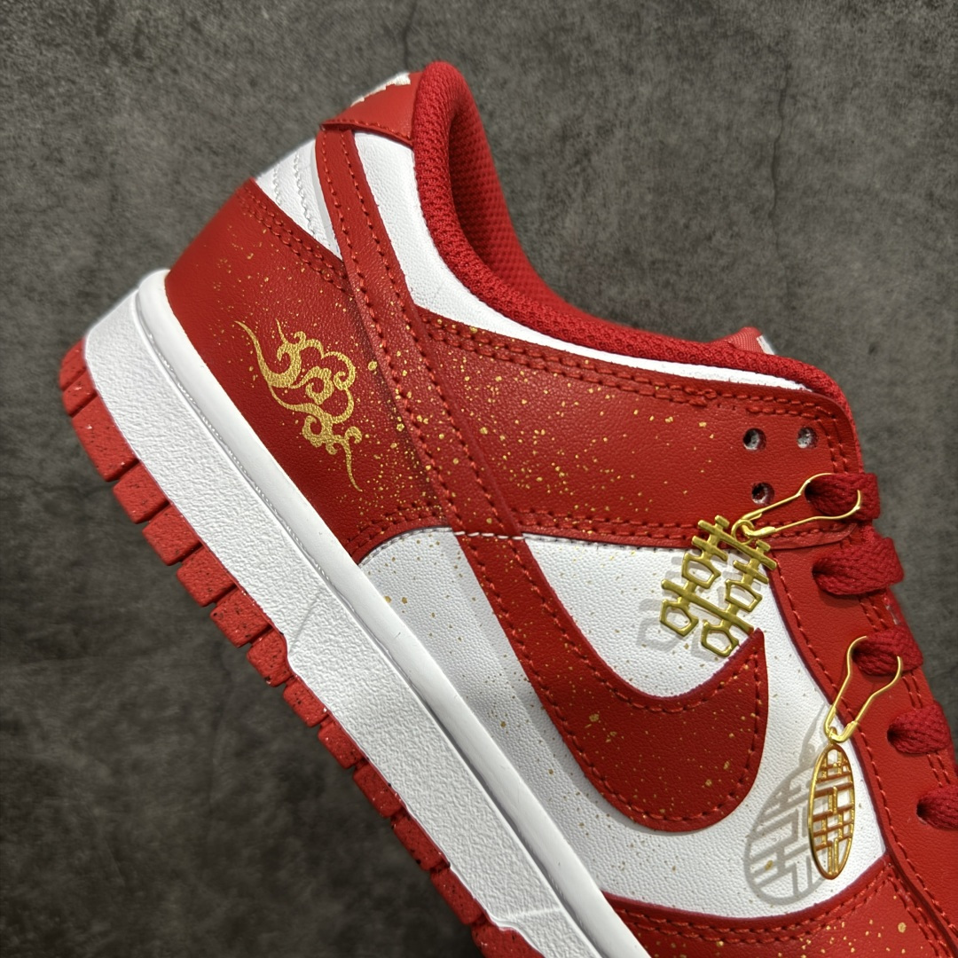图片[7]-【YC纯原版】Nk Dunk Low SB绑带低帮休闲婚鞋 祥瑞红鸳 DD1873-116 #定制大盒 配色整体围绕爱意表达\”喜欢你\”主题婚鞋设计，鞋身整体采用专属颜料重新喷涂。特殊原创设计图标涂鸦装饰，添加潮流元素效果喷涂点缀。 尺码： 36 36.5 37.5 38 38.5 39 40 40.5 41 42 42.5 43 44-选品中心
