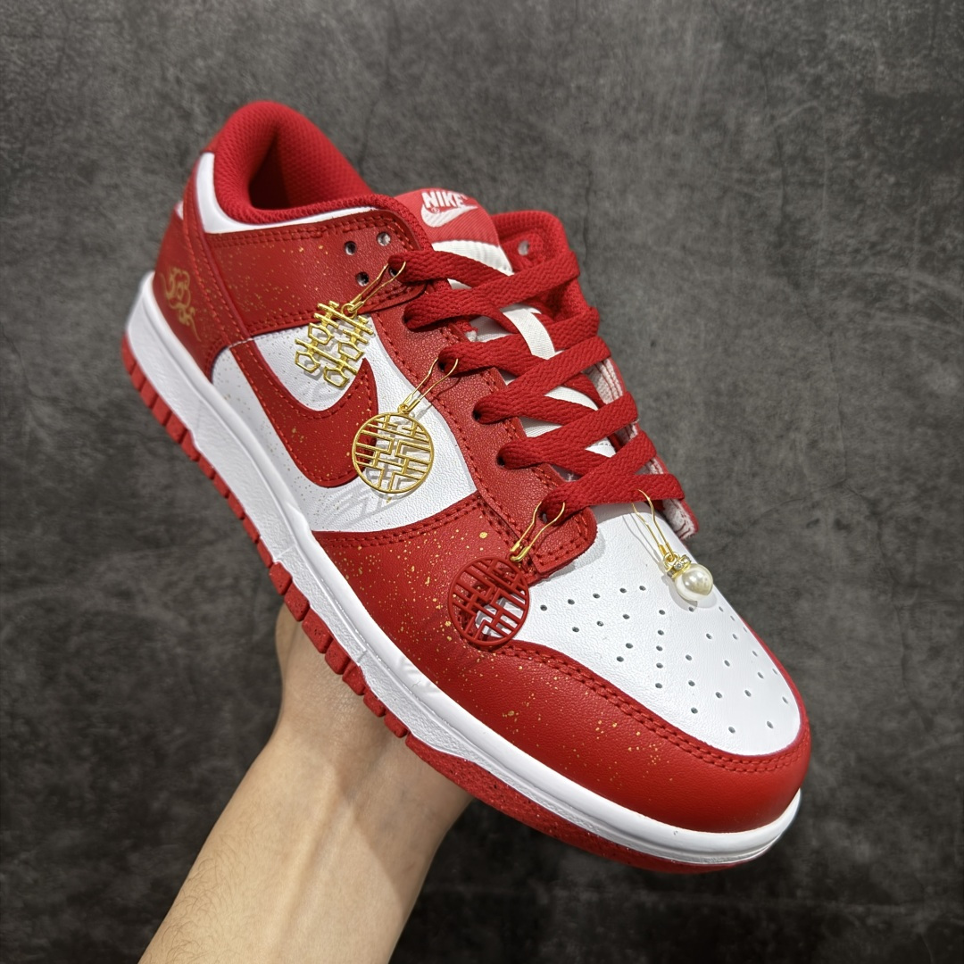 图片[3]-【YC纯原版】Nk Dunk Low SB绑带低帮休闲婚鞋 祥瑞红鸳 DD1873-116 #定制大盒 配色整体围绕爱意表达\”喜欢你\”主题婚鞋设计，鞋身整体采用专属颜料重新喷涂。特殊原创设计图标涂鸦装饰，添加潮流元素效果喷涂点缀。 尺码： 36 36.5 37.5 38 38.5 39 40 40.5 41 42 42.5 43 44-选品中心
