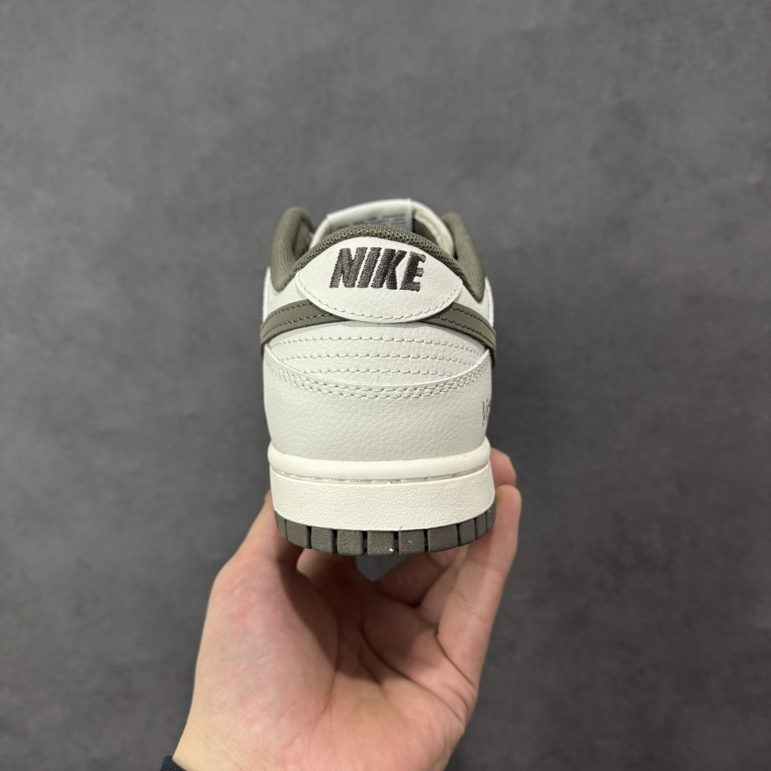 图片[4]-【YC纯原】NK Dunk Low 古柯棕 WG0716-153 当城市还未苏醒，第一缕天光浸染山雾，米白鞋面到浅色棕大底的渐变，像从薄暮走入密林，一步一层质感。深灰Swoosh如岩石切割雾气的利落笔触，「Victory」是侧影里无声的宣告，用线条演绎的鞋，才是衣橱里真正的锚点。定制系列天花板 无原鞋不开发 全系列得物原鞋一比一校对开发 配色持续更新中 终端对接 优势输出 全套原厂楦头原纸板数据档案倾力打造 原汁原味莞产 极致还原 圈内最强针车工艺 高端零售指定版 广东原厂配套原盒原标 鞋盒分三个尺码段 原厂冲刀 超高清洁度 全鞋零毛边皮料切割 采用原厂百宏鞋带以及原厂百宏织唛舌标 内标可供原厂几率过验 进口原装条纹中底布 四线拉帮白色点胶 原厂拉帮手法遵循公司 原厂电绣 极致还原 SIZE 40 40.5 41 42 42.5 43 44 44.5 45 46-选品中心