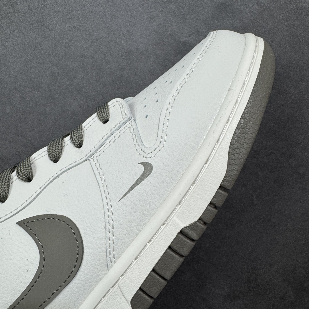 图片[5]-【YC纯原】NK Dunk Low 古柯棕 WG0716-153 当城市还未苏醒，第一缕天光浸染山雾，米白鞋面到浅色棕大底的渐变，像从薄暮走入密林，一步一层质感。深灰Swoosh如岩石切割雾气的利落笔触，「Victory」是侧影里无声的宣告，用线条演绎的鞋，才是衣橱里真正的锚点。定制系列天花板 无原鞋不开发 全系列得物原鞋一比一校对开发 配色持续更新中 终端对接 优势输出 全套原厂楦头原纸板数据档案倾力打造 原汁原味莞产 极致还原 圈内最强针车工艺 高端零售指定版 广东原厂配套原盒原标 鞋盒分三个尺码段 原厂冲刀 超高清洁度 全鞋零毛边皮料切割 采用原厂百宏鞋带以及原厂百宏织唛舌标 内标可供原厂几率过验 进口原装条纹中底布 四线拉帮白色点胶 原厂拉帮手法遵循公司 原厂电绣 极致还原 SIZE 40 40.5 41 42 42.5 43 44 44.5 45 46-选品中心
