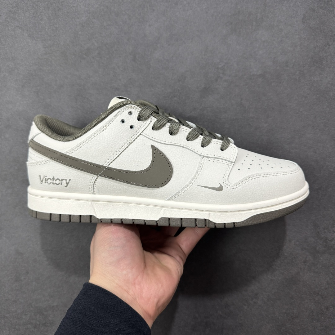 【YC纯原】NK Dunk Low 古柯棕 WG0716-153 当城市还未苏醒，第一缕天光浸染山雾，米白鞋面到浅色棕大底的渐变，像从薄暮走入密林，一步一层质感。深灰Swoosh如岩石切割雾气的利落笔触，「Victory」是侧影里无声的宣告，用线条演绎的鞋，才是衣橱里真正的锚点。定制系列天花板 无原鞋不开发 全系列得物原鞋一比一校对开发 配色持续更新中 终端对接 优势输出 全套原厂楦头原纸板数据档案倾力打造 原汁原味莞产 极致还原 圈内最强针车工艺 高端零售指定版 广东原厂配套原盒原标 鞋盒分三个尺码段 原厂冲刀 超高清洁度 全鞋零毛边皮料切割 采用原厂百宏鞋带以及原厂百宏织唛舌标 内标可供原厂几率过验 进口原装条纹中底布 四线拉帮白色点胶 原厂拉帮手法遵循公司 原厂电绣 极致还原 SIZE 40 40.5 41 42 42.5 43 44 44.5 45 46-选品中心