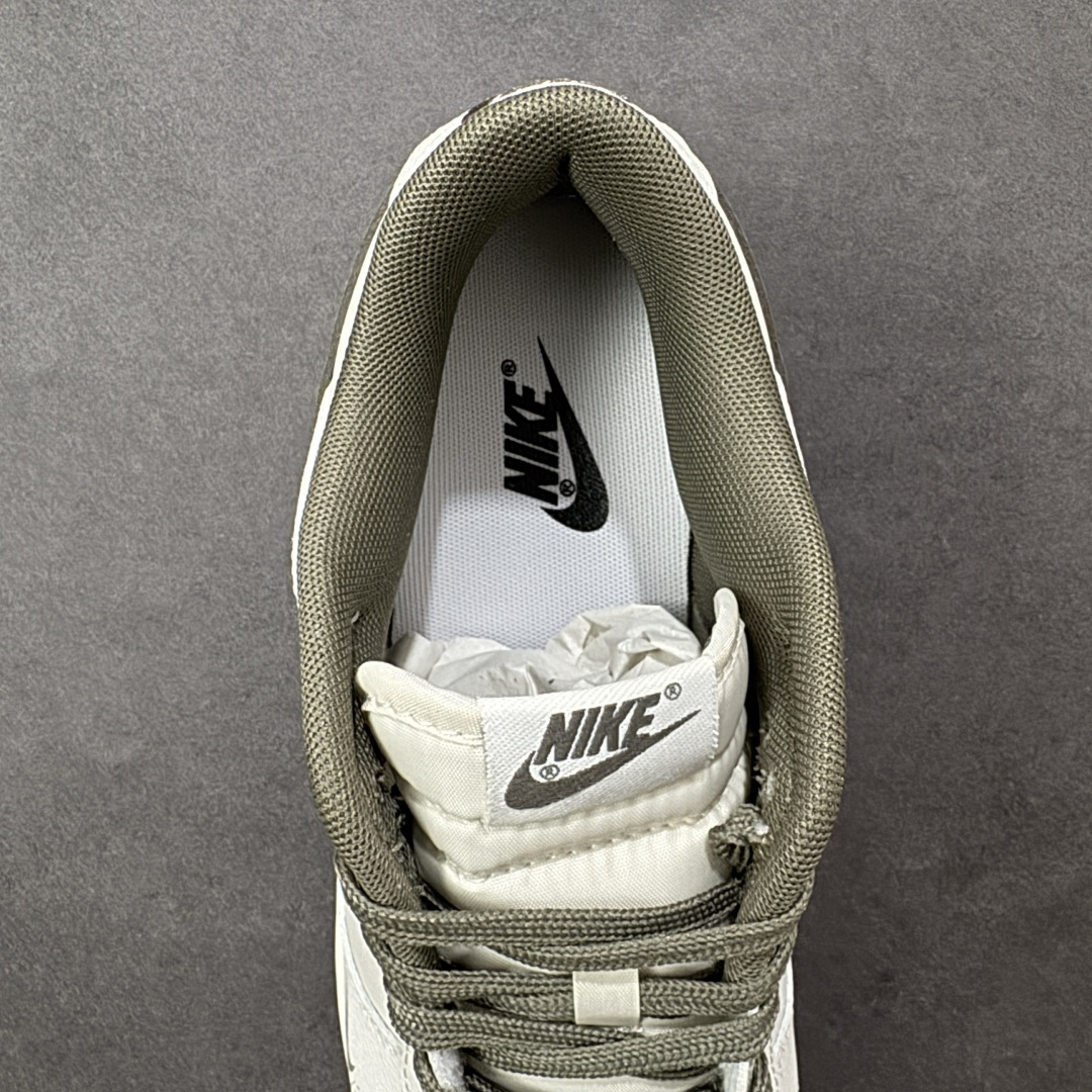 图片[7]-【YC纯原】NK Dunk Low 古柯棕 WG0716-153 当城市还未苏醒，第一缕天光浸染山雾，米白鞋面到浅色棕大底的渐变，像从薄暮走入密林，一步一层质感。深灰Swoosh如岩石切割雾气的利落笔触，「Victory」是侧影里无声的宣告，用线条演绎的鞋，才是衣橱里真正的锚点。定制系列天花板 无原鞋不开发 全系列得物原鞋一比一校对开发 配色持续更新中 终端对接 优势输出 全套原厂楦头原纸板数据档案倾力打造 原汁原味莞产 极致还原 圈内最强针车工艺 高端零售指定版 广东原厂配套原盒原标 鞋盒分三个尺码段 原厂冲刀 超高清洁度 全鞋零毛边皮料切割 采用原厂百宏鞋带以及原厂百宏织唛舌标 内标可供原厂几率过验 进口原装条纹中底布 四线拉帮白色点胶 原厂拉帮手法遵循公司 原厂电绣 极致还原 SIZE 40 40.5 41 42 42.5 43 44 44.5 45 46-选品中心