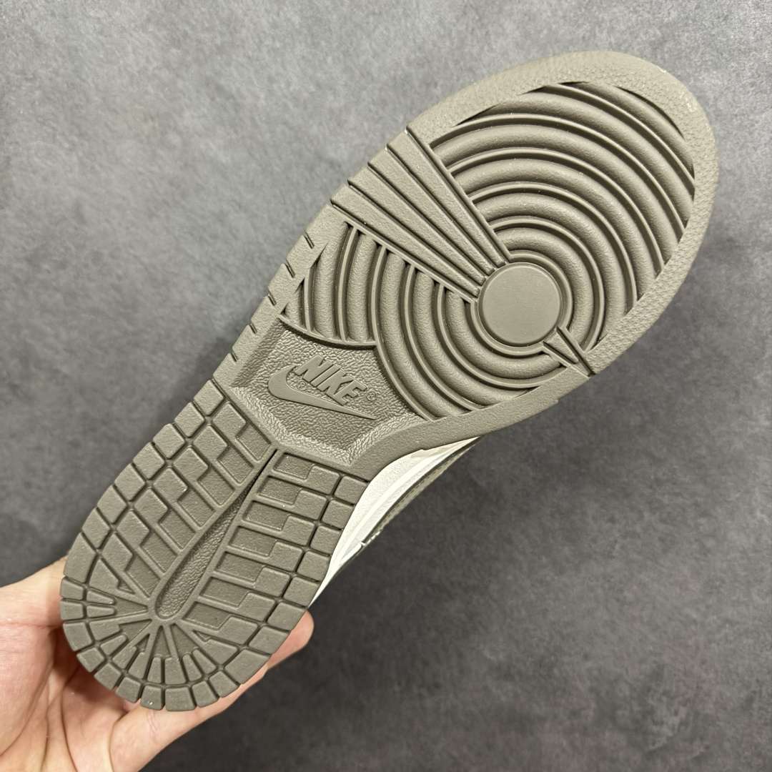 图片[9]-【YC纯原】NK Dunk Low 古柯棕 WG0716-153 当城市还未苏醒，第一缕天光浸染山雾，米白鞋面到浅色棕大底的渐变，像从薄暮走入密林，一步一层质感。深灰Swoosh如岩石切割雾气的利落笔触，「Victory」是侧影里无声的宣告，用线条演绎的鞋，才是衣橱里真正的锚点。定制系列天花板 无原鞋不开发 全系列得物原鞋一比一校对开发 配色持续更新中 终端对接 优势输出 全套原厂楦头原纸板数据档案倾力打造 原汁原味莞产 极致还原 圈内最强针车工艺 高端零售指定版 广东原厂配套原盒原标 鞋盒分三个尺码段 原厂冲刀 超高清洁度 全鞋零毛边皮料切割 采用原厂百宏鞋带以及原厂百宏织唛舌标 内标可供原厂几率过验 进口原装条纹中底布 四线拉帮白色点胶 原厂拉帮手法遵循公司 原厂电绣 极致还原 SIZE 40 40.5 41 42 42.5 43 44 44.5 45 46-选品中心