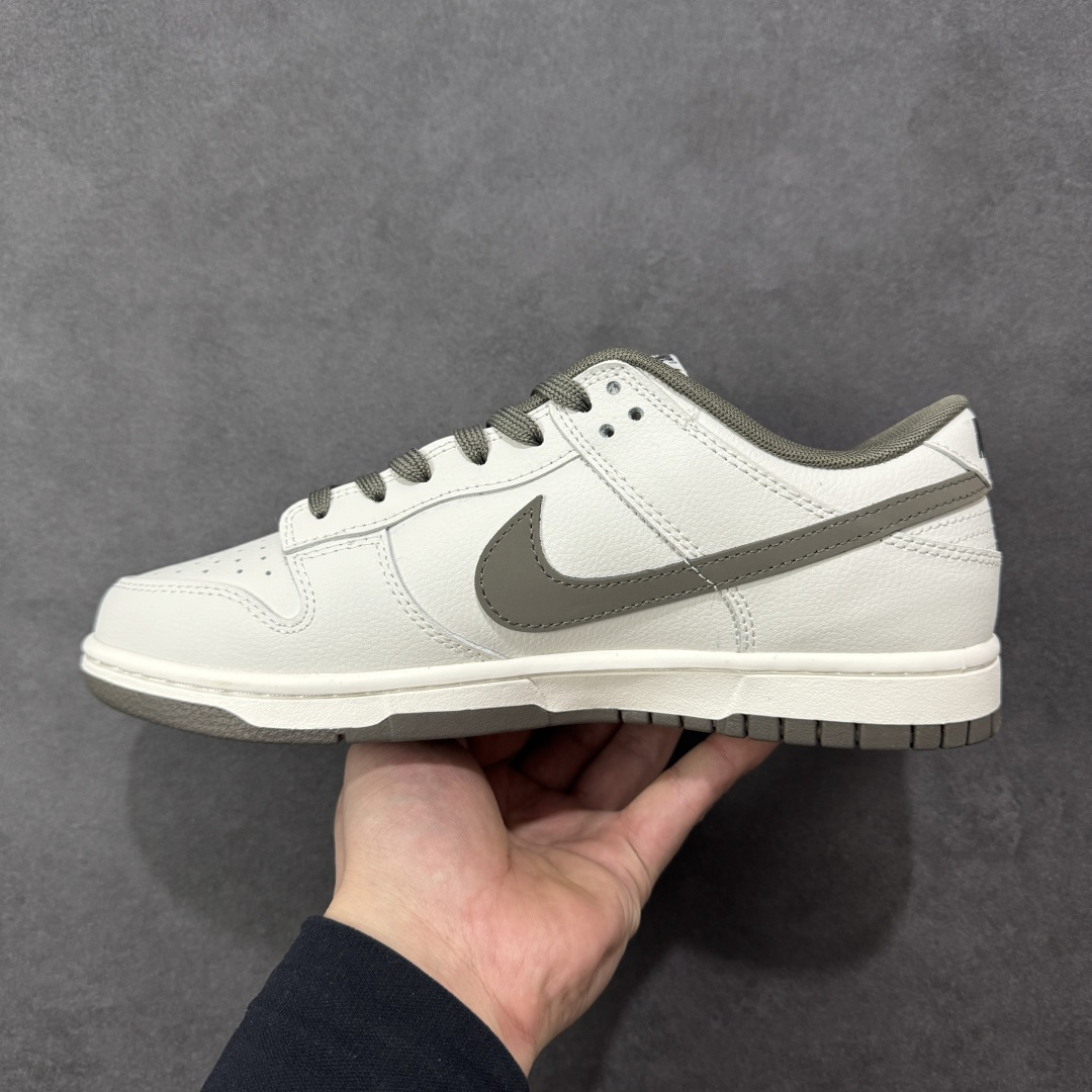 图片[2]-【YC纯原】NK Dunk Low 古柯棕 WG0716-153 当城市还未苏醒，第一缕天光浸染山雾，米白鞋面到浅色棕大底的渐变，像从薄暮走入密林，一步一层质感。深灰Swoosh如岩石切割雾气的利落笔触，「Victory」是侧影里无声的宣告，用线条演绎的鞋，才是衣橱里真正的锚点。定制系列天花板 无原鞋不开发 全系列得物原鞋一比一校对开发 配色持续更新中 终端对接 优势输出 全套原厂楦头原纸板数据档案倾力打造 原汁原味莞产 极致还原 圈内最强针车工艺 高端零售指定版 广东原厂配套原盒原标 鞋盒分三个尺码段 原厂冲刀 超高清洁度 全鞋零毛边皮料切割 采用原厂百宏鞋带以及原厂百宏织唛舌标 内标可供原厂几率过验 进口原装条纹中底布 四线拉帮白色点胶 原厂拉帮手法遵循公司 原厂电绣 极致还原 SIZE 40 40.5 41 42 42.5 43 44 44.5 45 46-选品中心