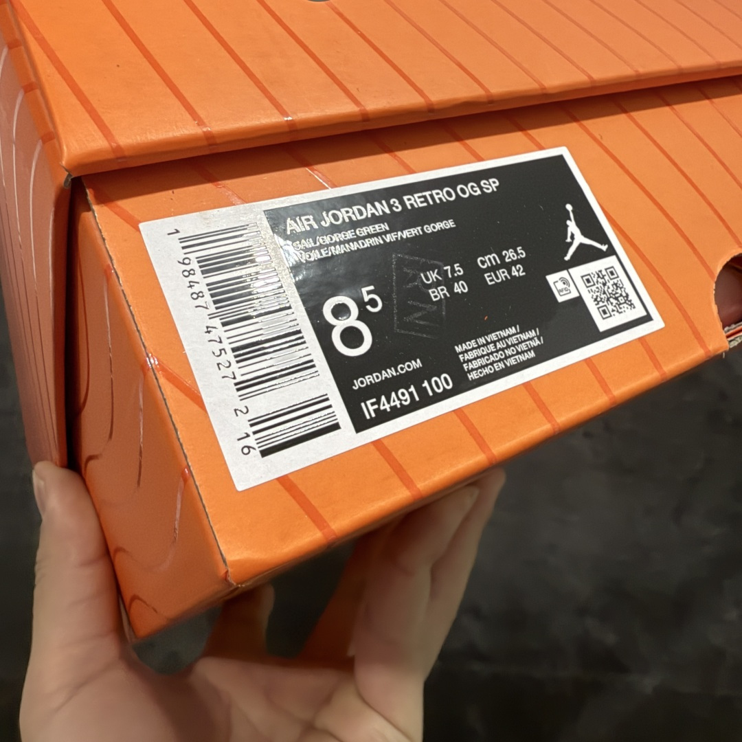图片[11]-【XP纯原】Solefly x Air Jordan 3 Retro \”Miami\” 迈阿密联名 白绿橙 AJ3 乔丹3代 aj3 乔3 白绿橙 乔丹篮球鞋系列 迈阿密鞋店Solefly和Jordan Brandb再次联手，打造全新的Air Jordan 3联名款，设计灵感源于主理人Carlos Prieto的家族从古巴到迈阿密的移民故事，橙绿配色不仅呼应迈阿密飓风队，更象征着活力与传承。鞋身以白色皮革为基底，搭配绿色麂皮鞋头与橙色麂皮后跟，质感高级又复古；鞋舌上Jumpmman Logo采用绿色点缀，中底采用做旧奶油色，搭配橙色橡胶外底，瞬间拉回80年代氛围；鞋后跟拉片下的SoleFly浮雕Logo与Nike Air标志，彩蛋是鞋舌绣有\”Sunshine State\”和\”Miami\”字样，彩蛋十足！鞋盒还将SF与店铺所在地区佛罗里达州的地图结合在一起，突显本次联名的专属身份。 货号：IF4491-100（2025.12.01发售） 货号：IO1752-100 尺码： 40 40.5 41 42 42.5 43 44 44.5 45 46 47.5-选品中心