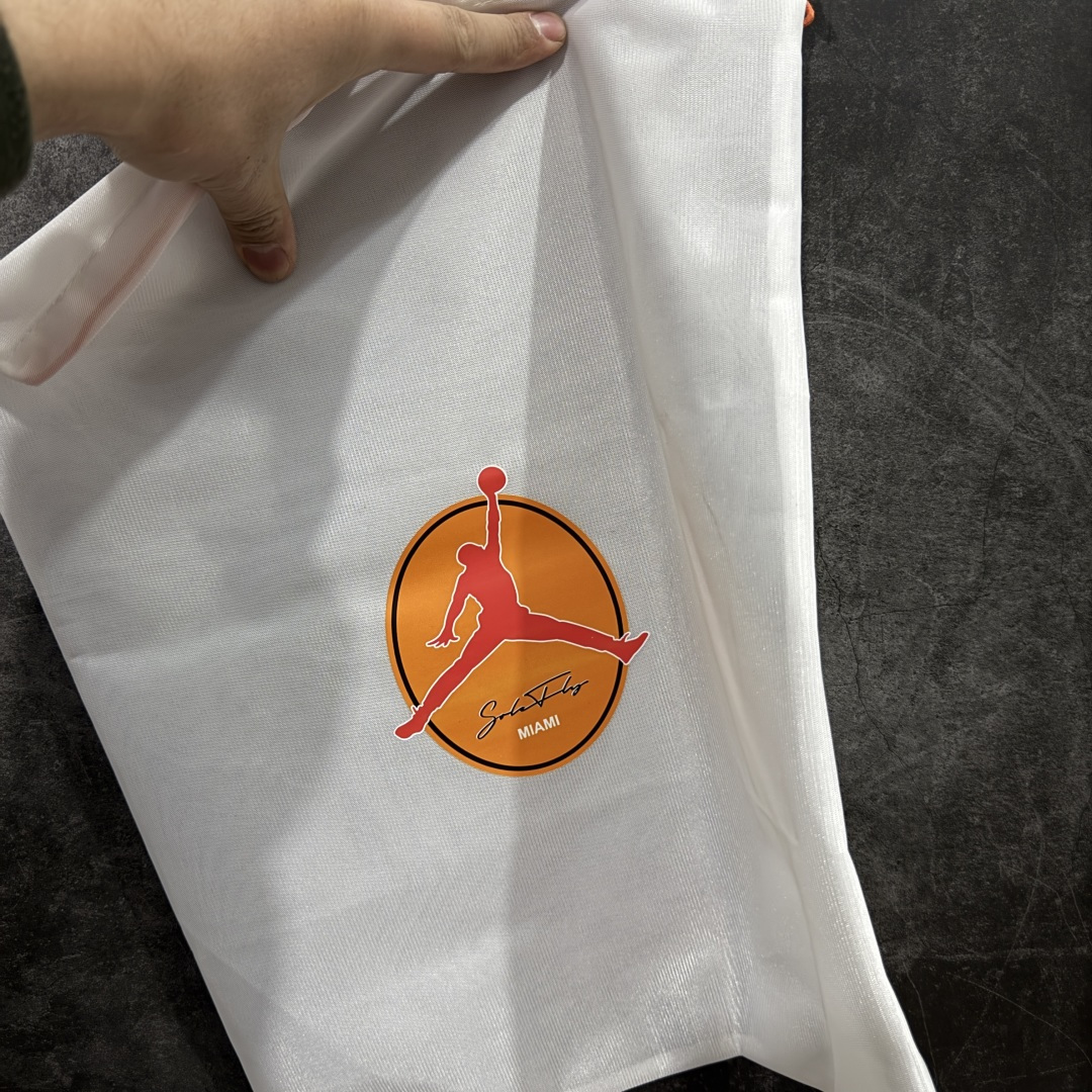 图片[9]-【XP纯原】Solefly x Air Jordan 3 Retro \”Miami\” 迈阿密联名 白绿橙 AJ3 乔丹3代 aj3 乔3 白绿橙 乔丹篮球鞋系列 迈阿密鞋店Solefly和Jordan Brandb再次联手，打造全新的Air Jordan 3联名款，设计灵感源于主理人Carlos Prieto的家族从古巴到迈阿密的移民故事，橙绿配色不仅呼应迈阿密飓风队，更象征着活力与传承。鞋身以白色皮革为基底，搭配绿色麂皮鞋头与橙色麂皮后跟，质感高级又复古；鞋舌上Jumpmman Logo采用绿色点缀，中底采用做旧奶油色，搭配橙色橡胶外底，瞬间拉回80年代氛围；鞋后跟拉片下的SoleFly浮雕Logo与Nike Air标志，彩蛋是鞋舌绣有\”Sunshine State\”和\”Miami\”字样，彩蛋十足！鞋盒还将SF与店铺所在地区佛罗里达州的地图结合在一起，突显本次联名的专属身份。 货号：IF4491-100（2025.12.01发售） 货号：IO1752-100 尺码： 40 40.5 41 42 42.5 43 44 44.5 45 46 47.5-选品中心