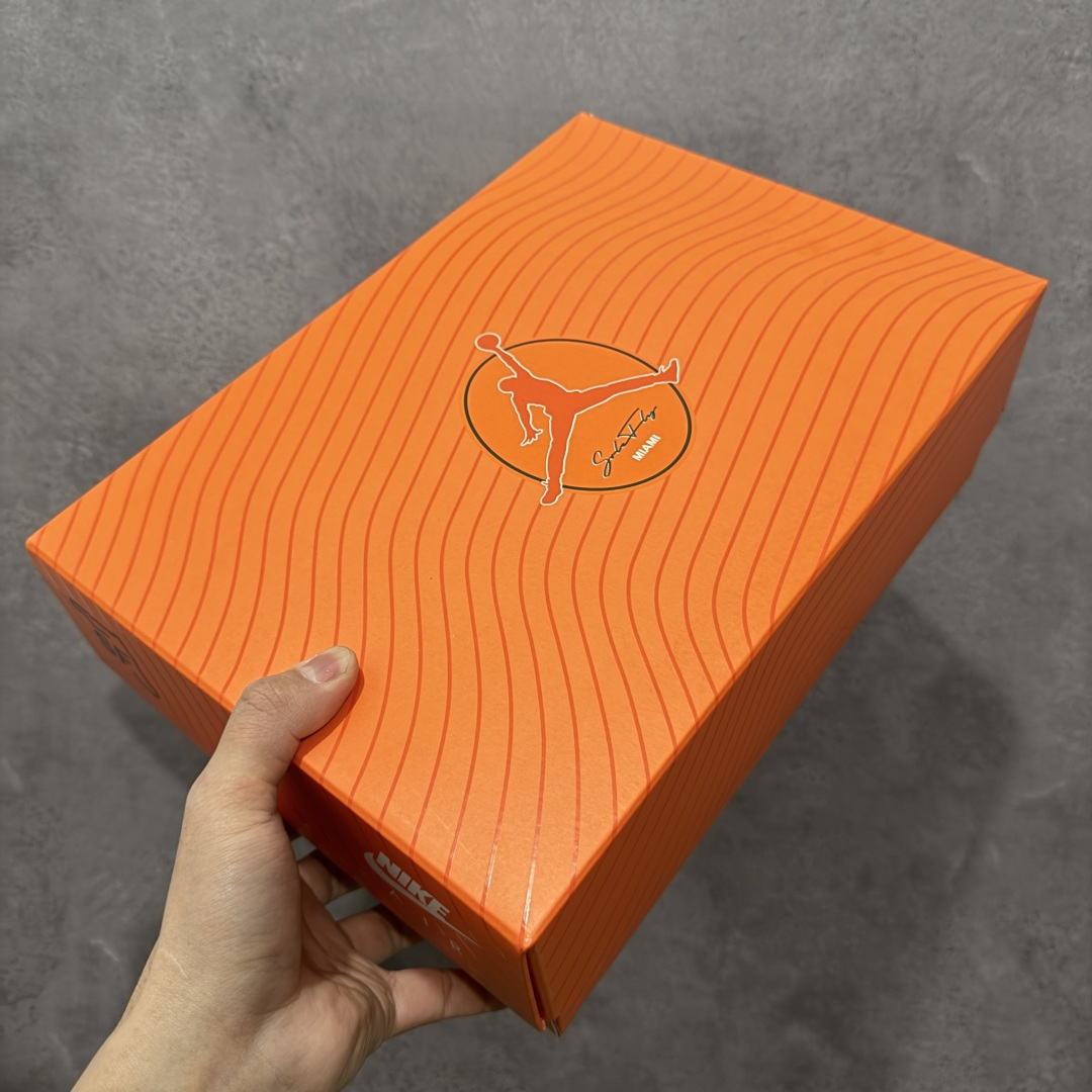 图片[10]-【XP纯原】Solefly x Air Jordan 3 Retro \”Miami\” 迈阿密联名 白绿橙 AJ3 乔丹3代 aj3 乔3 白绿橙 乔丹篮球鞋系列 迈阿密鞋店Solefly和Jordan Brandb再次联手，打造全新的Air Jordan 3联名款，设计灵感源于主理人Carlos Prieto的家族从古巴到迈阿密的移民故事，橙绿配色不仅呼应迈阿密飓风队，更象征着活力与传承。鞋身以白色皮革为基底，搭配绿色麂皮鞋头与橙色麂皮后跟，质感高级又复古；鞋舌上Jumpmman Logo采用绿色点缀，中底采用做旧奶油色，搭配橙色橡胶外底，瞬间拉回80年代氛围；鞋后跟拉片下的SoleFly浮雕Logo与Nike Air标志，彩蛋是鞋舌绣有\”Sunshine State\”和\”Miami\”字样，彩蛋十足！鞋盒还将SF与店铺所在地区佛罗里达州的地图结合在一起，突显本次联名的专属身份。 货号：IF4491-100（2025.12.01发售） 货号：IO1752-100 尺码： 40 40.5 41 42 42.5 43 44 44.5 45 46 47.5-选品中心
