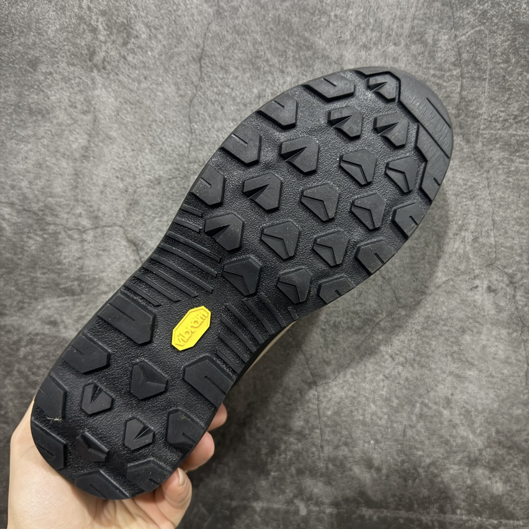 图片[9]-【莞产原盒版】Arcteryx始祖鸟 Konseal Shoe 舒适 防滑耐磨透气支撑抓地 登山鞋 深蓝色 正确原盒 全鞋采用头层麂皮 耐磨防滑黄金V底 莞产高品质 区别市场通货 代购指定版本 原数据开发 不掉标 正确高频字体 鸟爪细节完美 区别市场公版货 错误字体货 中底带钢印上脚舒适轻便无负重感 四季百搭 始祖鸟 KONSEAL 轻量户外鞋，这双鞋，不仅仅可以穿着逛街上班，更可以穿着徒步旅游甚至攀岩！说实话，没多少人真的会去攀岩，经我们试穿，这双鞋，日常穿也是非常舒服轻便！搭配日常的衣服完全不违和！结构中底TPU底盘，保护双脚。配置3D模具保护双脚+一体化系带系统，鞋面防撕裂网布、TPU保护膜和牛巴革合成面料，喜欢放心入！这种类型的鞋子咱们家超难得遇到一次，喜欢一定不要错过 尺码：39-45-选品中心