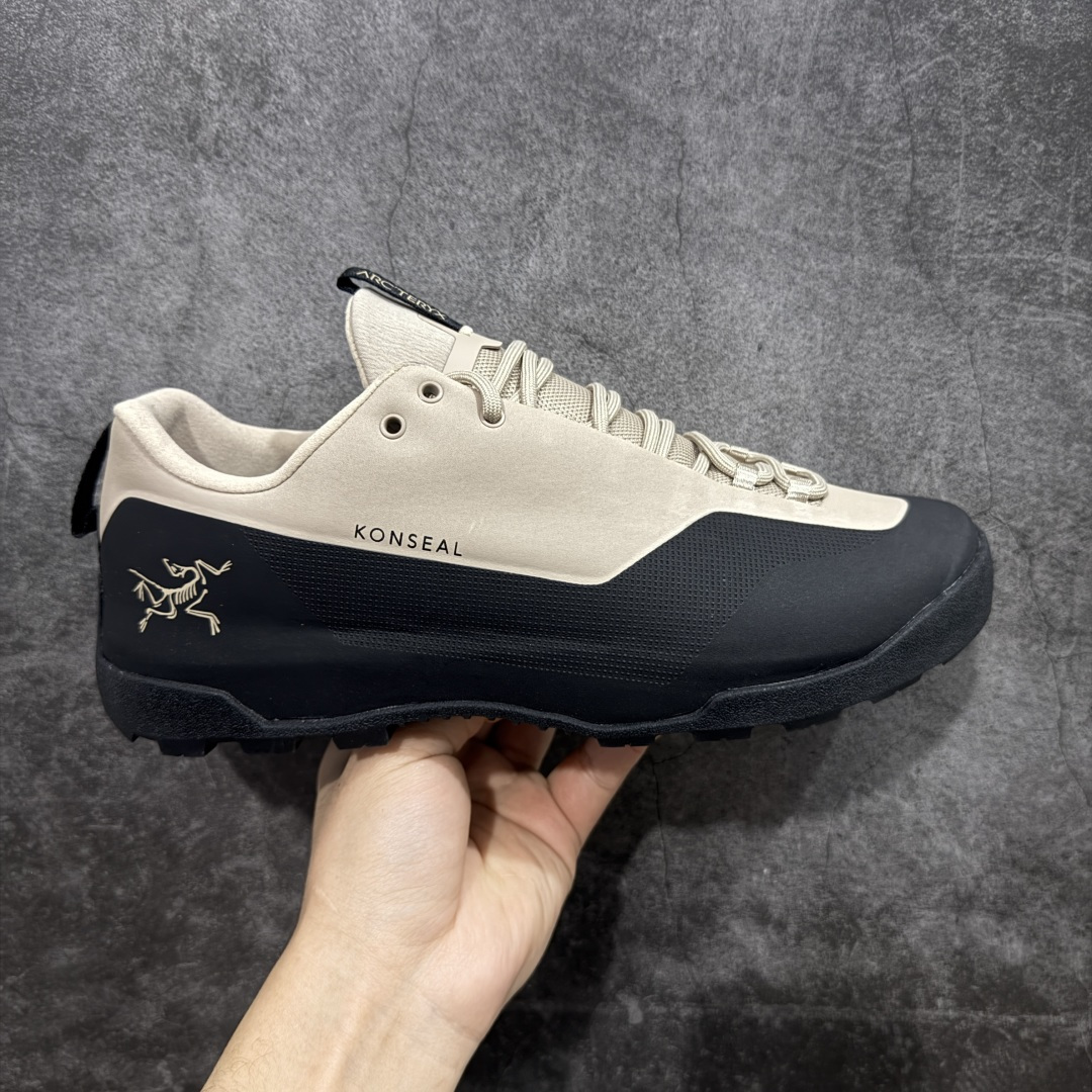 【莞产原盒版】Arcteryx始祖鸟 Konseal Shoe 舒适 防滑耐磨透气支撑抓地 登山鞋 深蓝色 正确原盒 全鞋采用头层麂皮 耐磨防滑黄金V底 莞产高品质 区别市场通货 代购指定版本 原数据开发 不掉标 正确高频字体 鸟爪细节完美 区别市场公版货 错误字体货 中底带钢印上脚舒适轻便无负重感 四季百搭 始祖鸟 KONSEAL 轻量户外鞋，这双鞋，不仅仅可以穿着逛街上班，更可以穿着徒步旅游甚至攀岩！说实话，没多少人真的会去攀岩，经我们试穿，这双鞋，日常穿也是非常舒服轻便！搭配日常的衣服完全不违和！结构中底TPU底盘，保护双脚。配置3D模具保护双脚+一体化系带系统，鞋面防撕裂网布、TPU保护膜和牛巴革合成面料，喜欢放心入！这种类型的鞋子咱们家超难得遇到一次，喜欢一定不要错过 尺码：39-45-选品中心